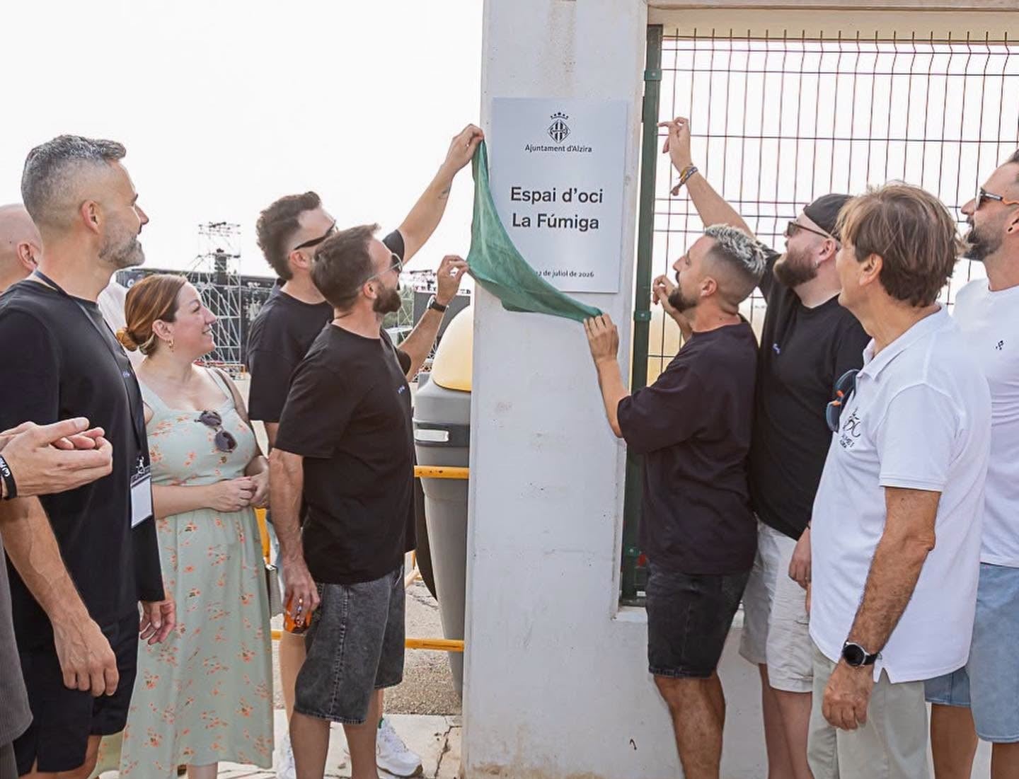 Membres de La Fúmiga descobreixen la nova placa identificativa.