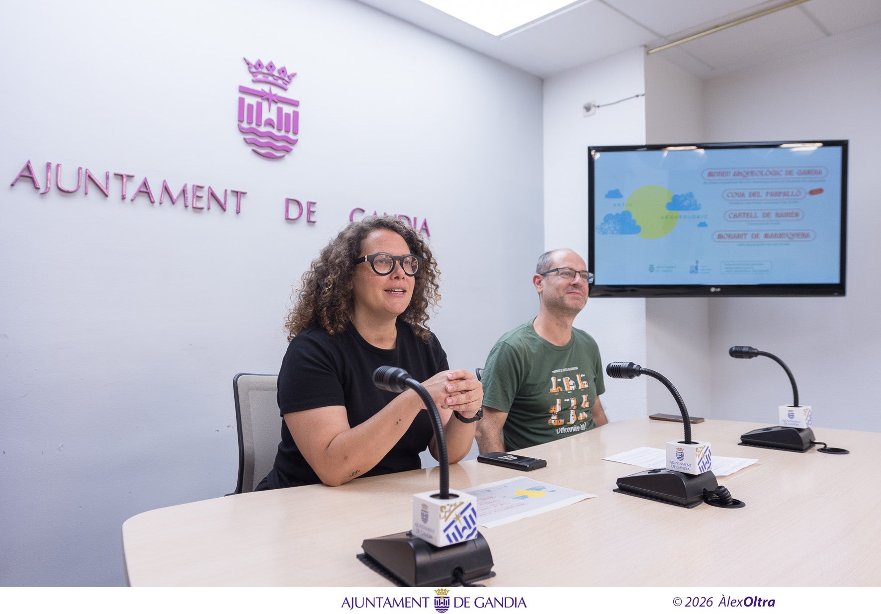 La regidora de Patrimoni, Alícia Izquierdo, i del director del Museu Arqueològic de Gandia, hui en la presentació d'Estiu Arqueològic 2026.