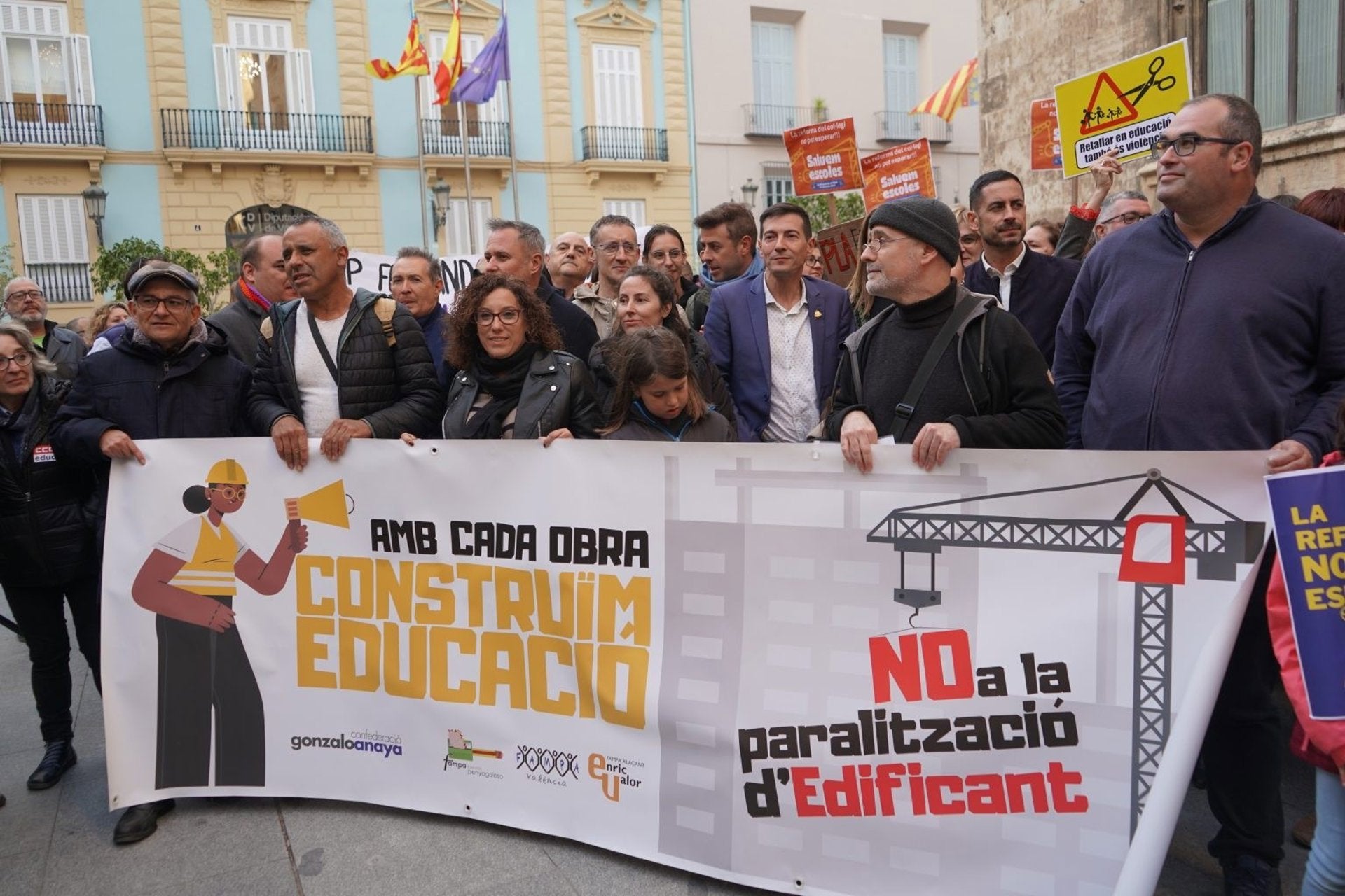 Concentració a favor de les infraestructures educatives | EP
