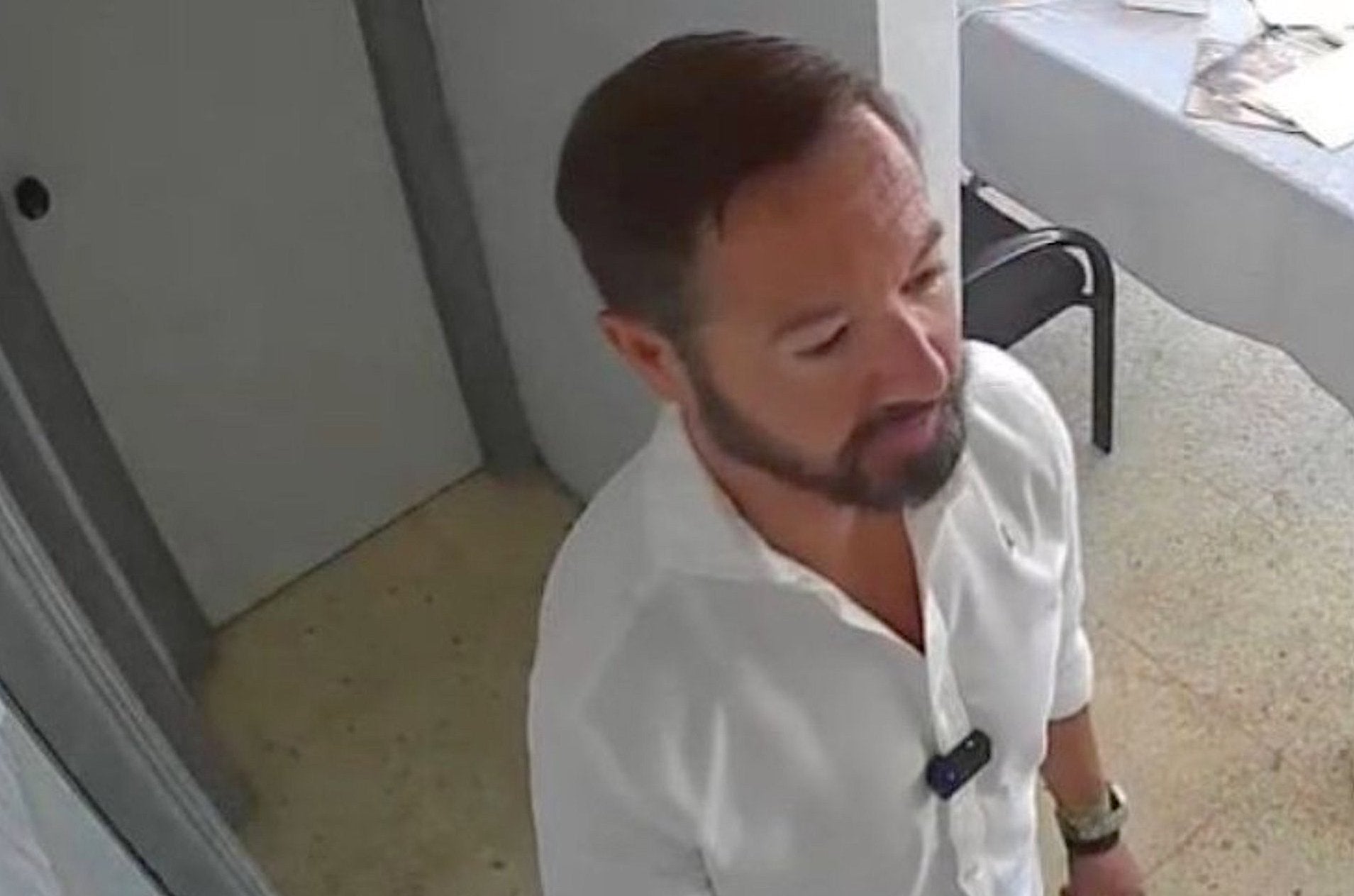 El regidor de Vox a l'Ajuntament de València Juan Manuel Badenas 'assalta' la seu del Sindicat d'Estudiants a la ciutat, com es veu en els enregistraments de les càmeres de seguretat del local