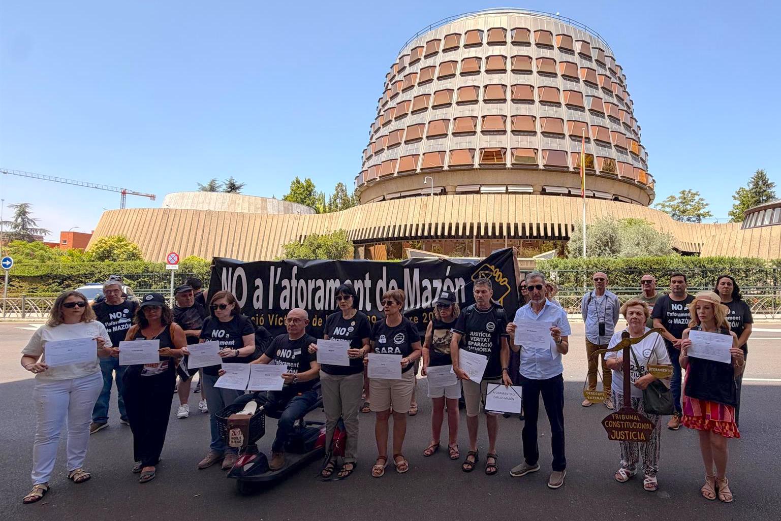 Membres de l'associació de Víctimes de la Dana 29 d'Octubre del 2024 davant del TC | EP