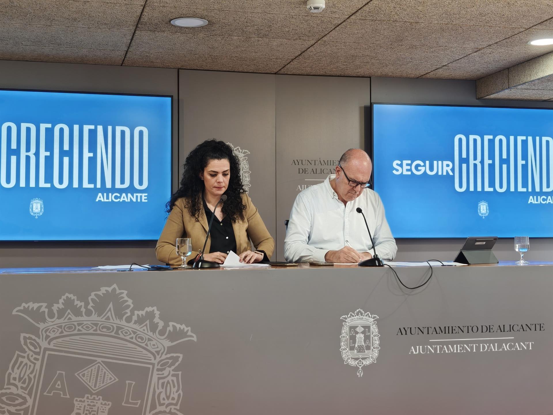 El vicealcalde d'Alacant, Manuel Villar, i la portaveu de l'equip de govern, Cristina Cutanda  | EP
