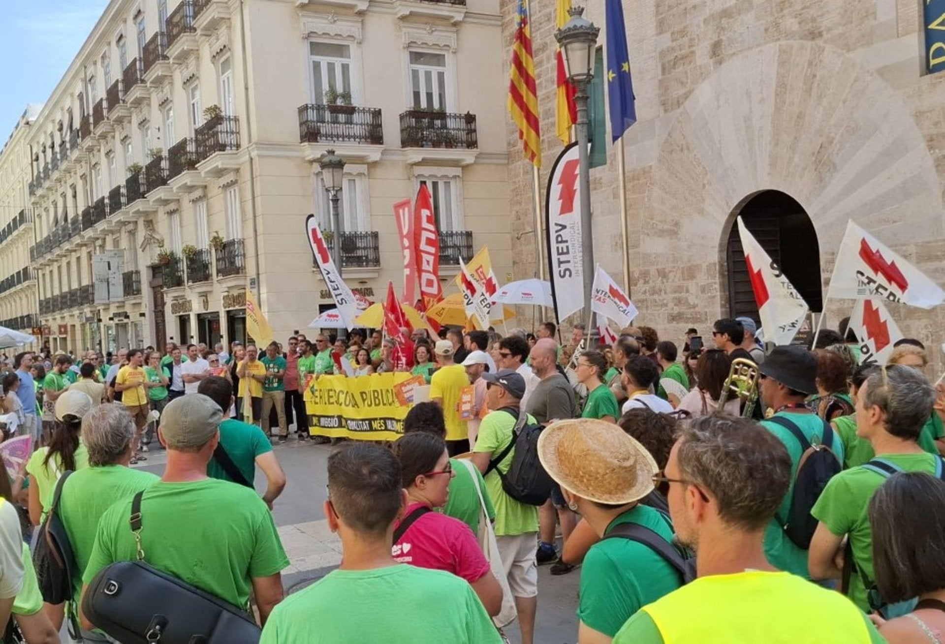 La Plataforma en Defensa de l'Ensenyament Públic es concentra davant Les Corts, el 14 de juliol del 2026 | EP