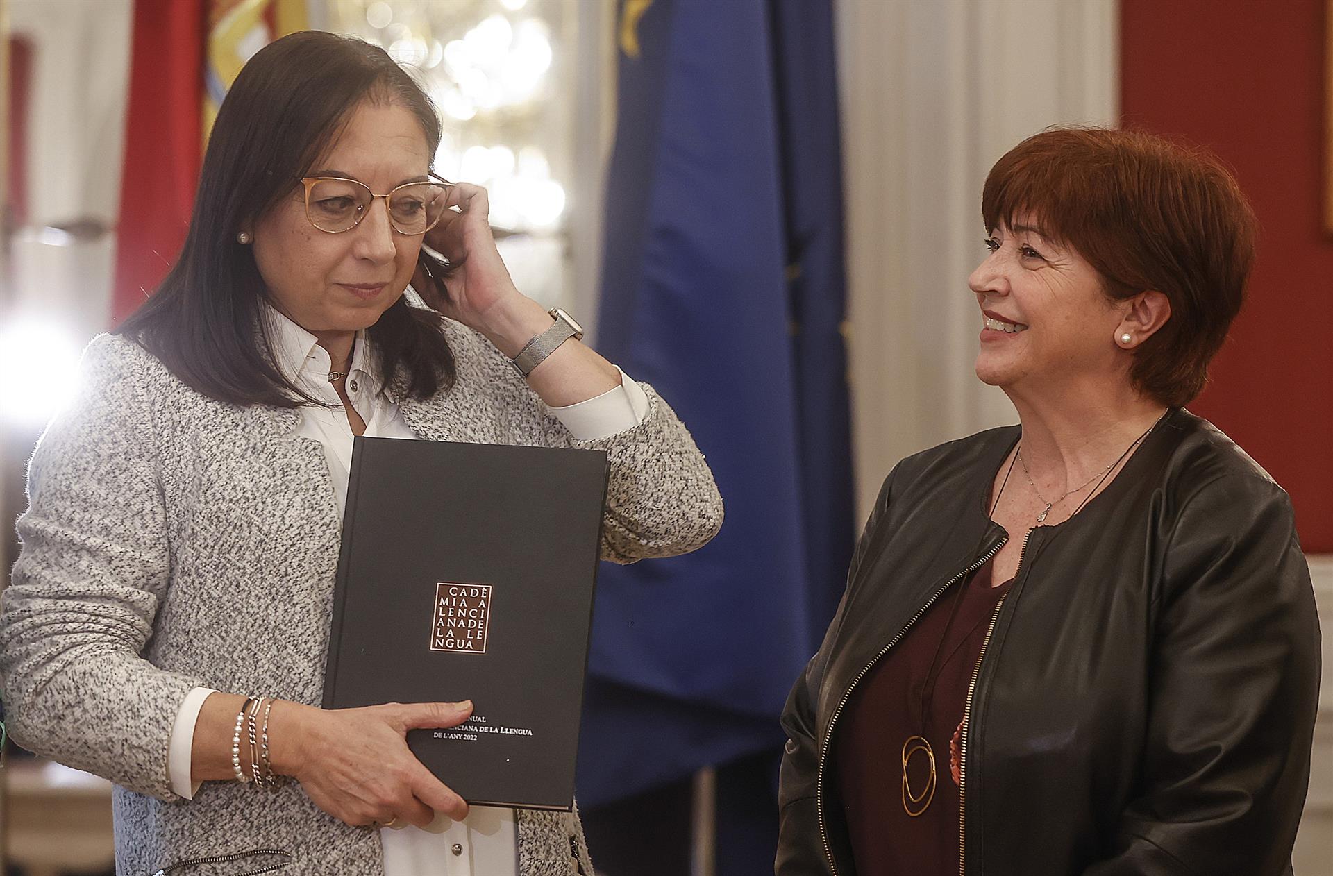 La presidenta de Les Corts, Llanos Massó (Vox), rep la Memòria de l'AVL 2022, per part de la presidenta de l'ens normatiu del valencià, Verònica Cantó  | Rober Solsona | EP