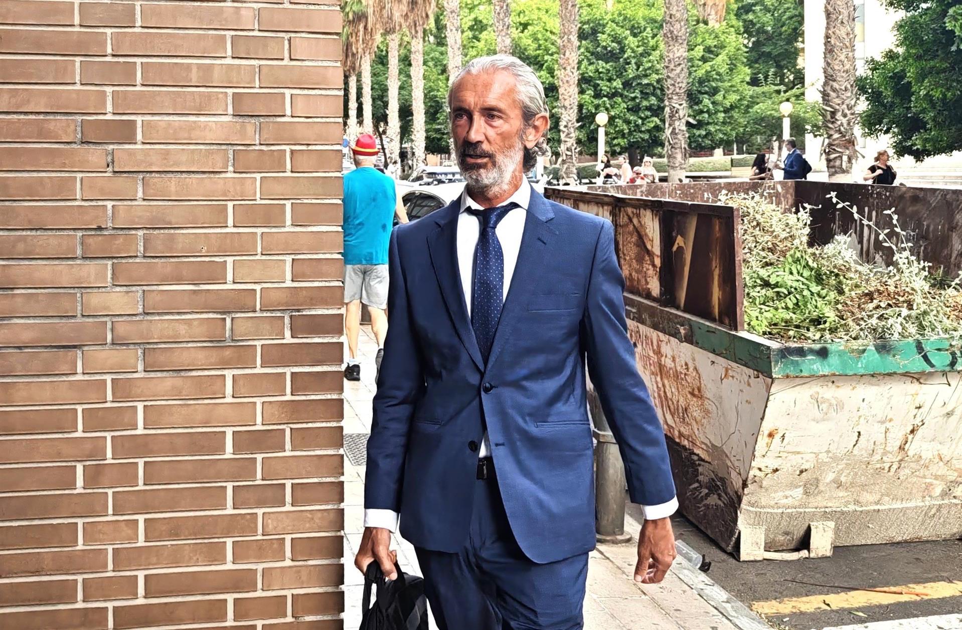 El vicesecretari de l'Ajuntament d'Alacant, Germán Pascual, a l'arribada aquest dijous als jutjats per a declarar com a testimoni en la instrucció del cas dels HPP de Les Naus | EP