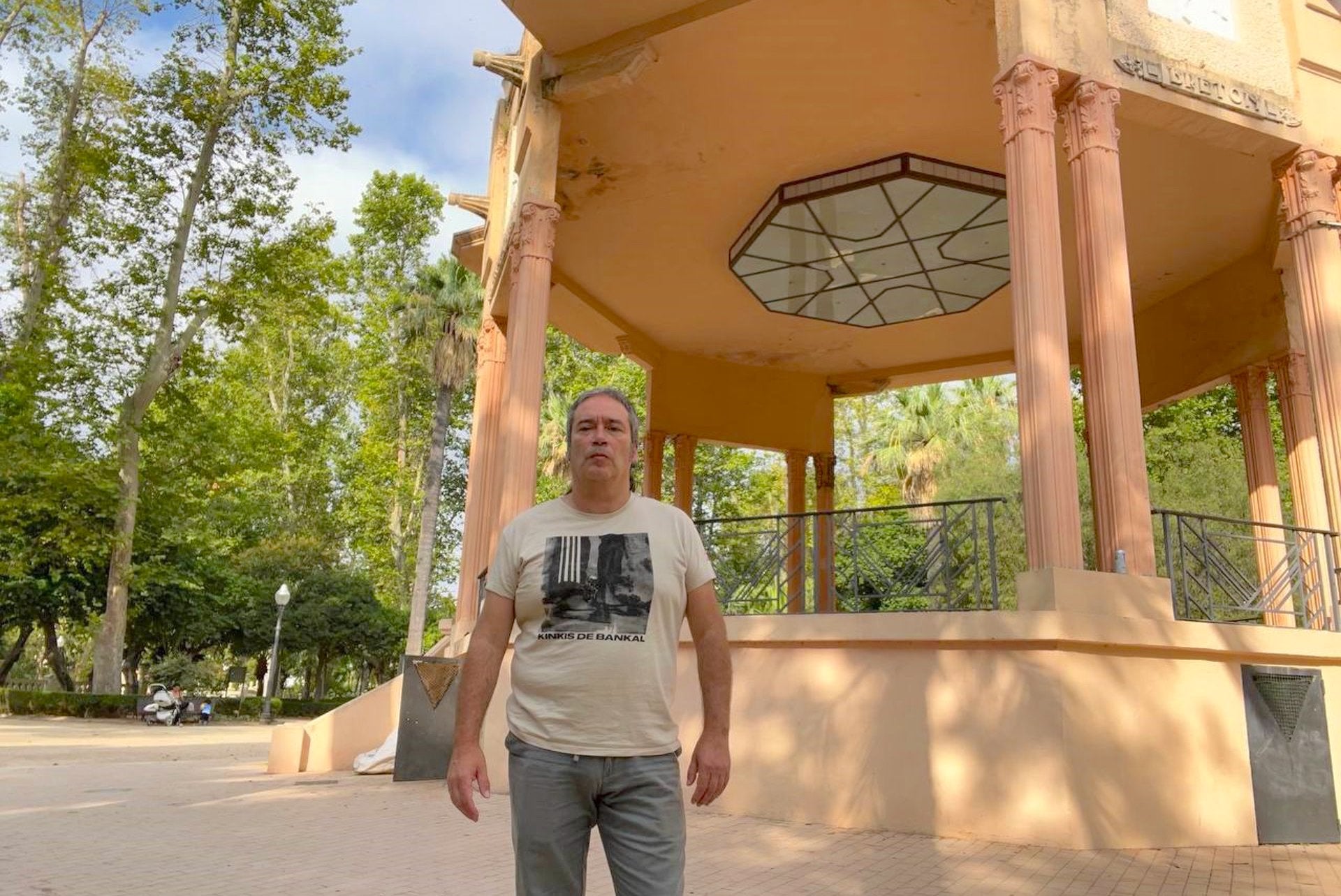  Pau Sancho, regidor de Compromís a Castelló de la Plana davant del templet del parc Ribalta