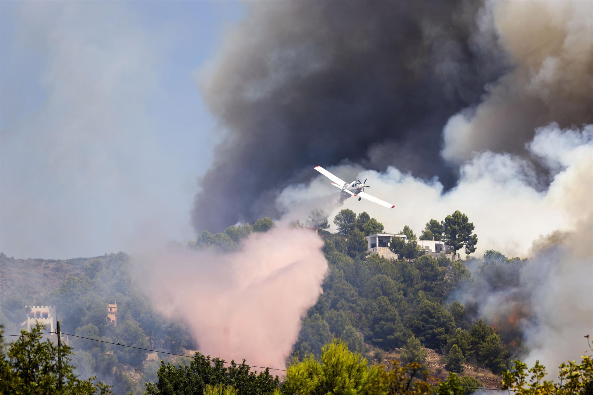 Un avió durant les tasques d’extinció a la Vall d’Uixó | Carme Ripollés/EP