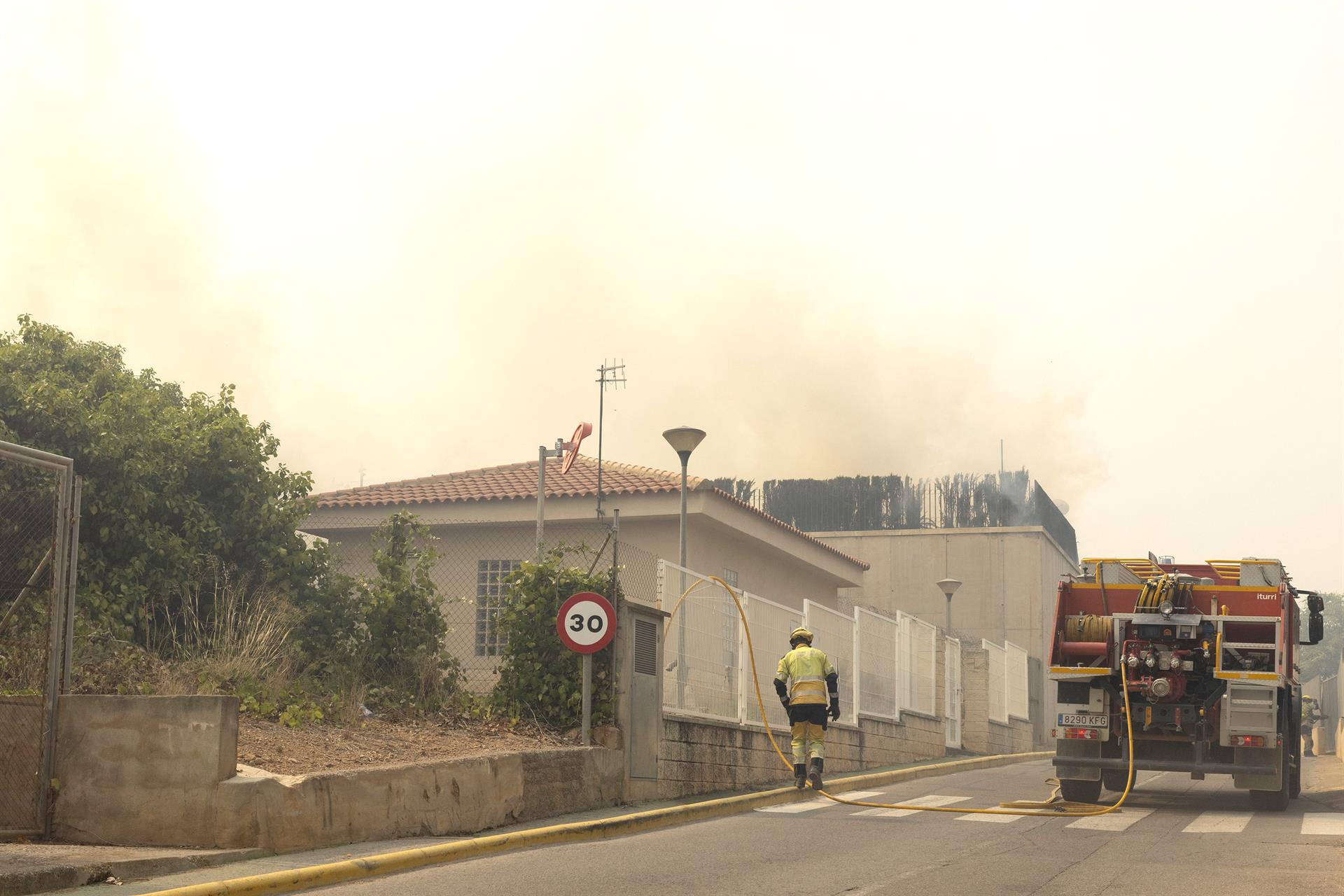 Bombers de Castelló treballen des del matí contra l’incendi declarat en el terme municipal de la Vall d’Uixó | Carme Ripollés/EP