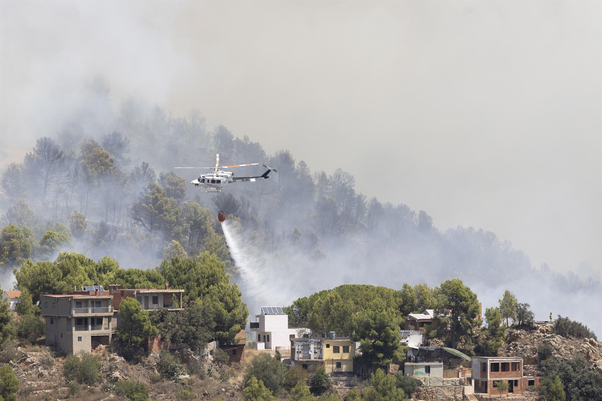 Helicòpter durant les labors d'extinció de l’incendi forestal a la Vall d'Uixó | Carme Ripollés/EP