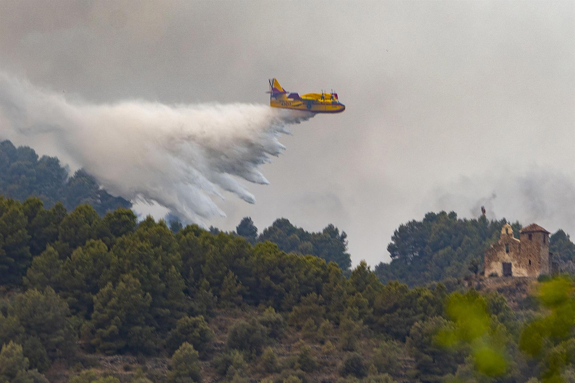 Un hidroavió treballa en les tasques d'extinció de l'incendi de la Vall d'Uixó, ahir dimarts | Ángel Sánchez/EP