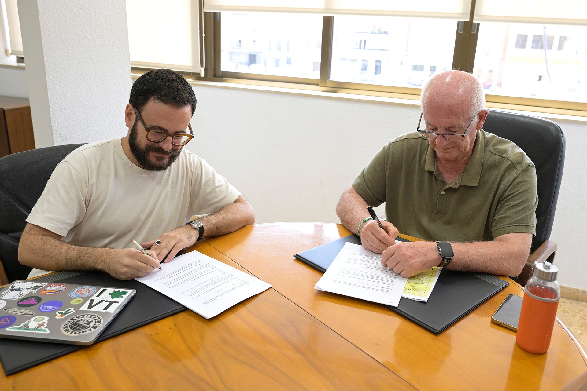 L'alcalde de Paiporta, a la dreta, signa el conveni de la nova instal·lació.