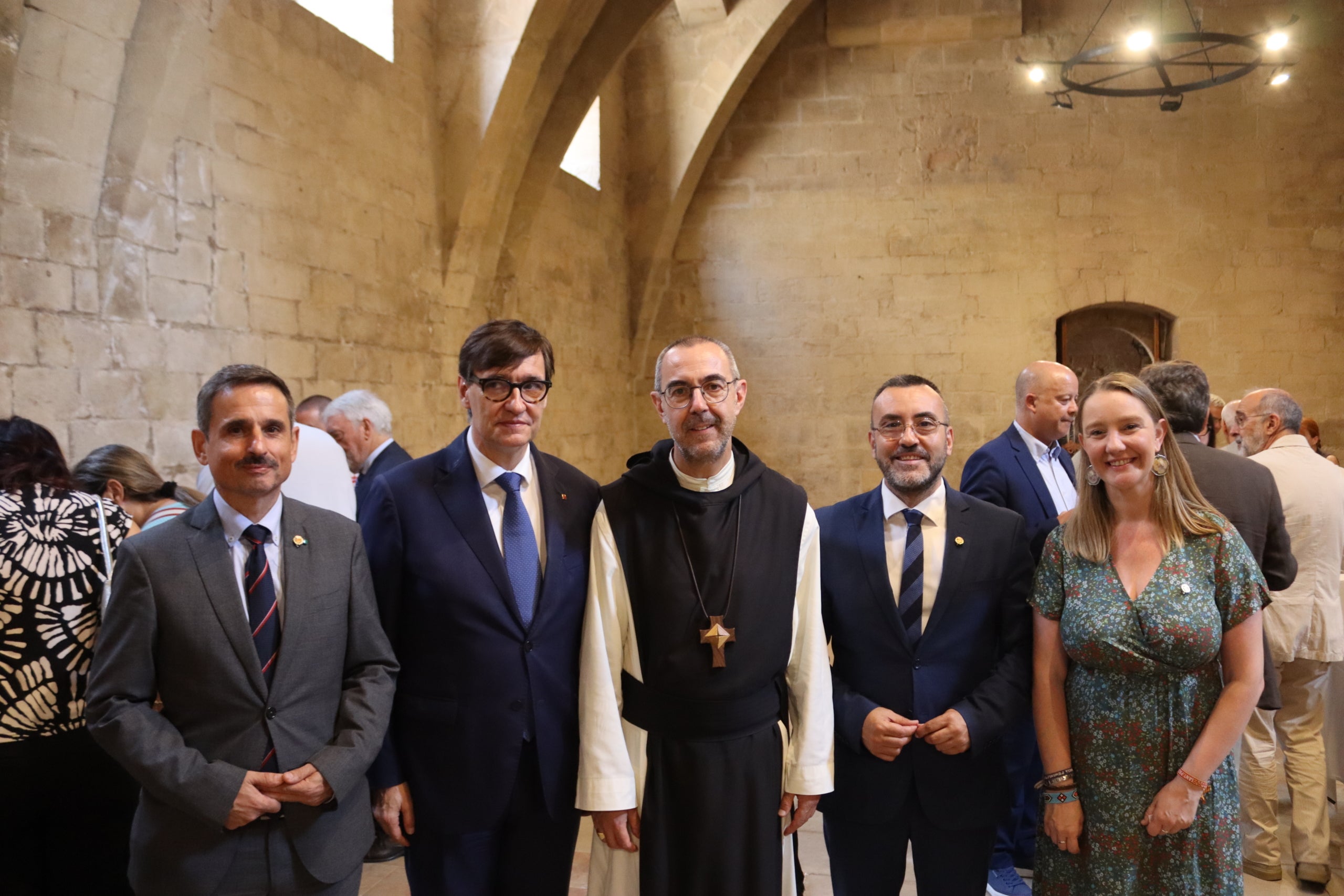 El president de la Generalita de Catalunya, Salvador Illa; l'abat del Monestir de Poblet, Rafel Barrué; l'alcalde de Vila-real, José Benlloch, i la vicealcaldessa, Maria Fajardo, en la celebració del 750é aniversari de la mort del rei Jaume I al Monestir de Poblet