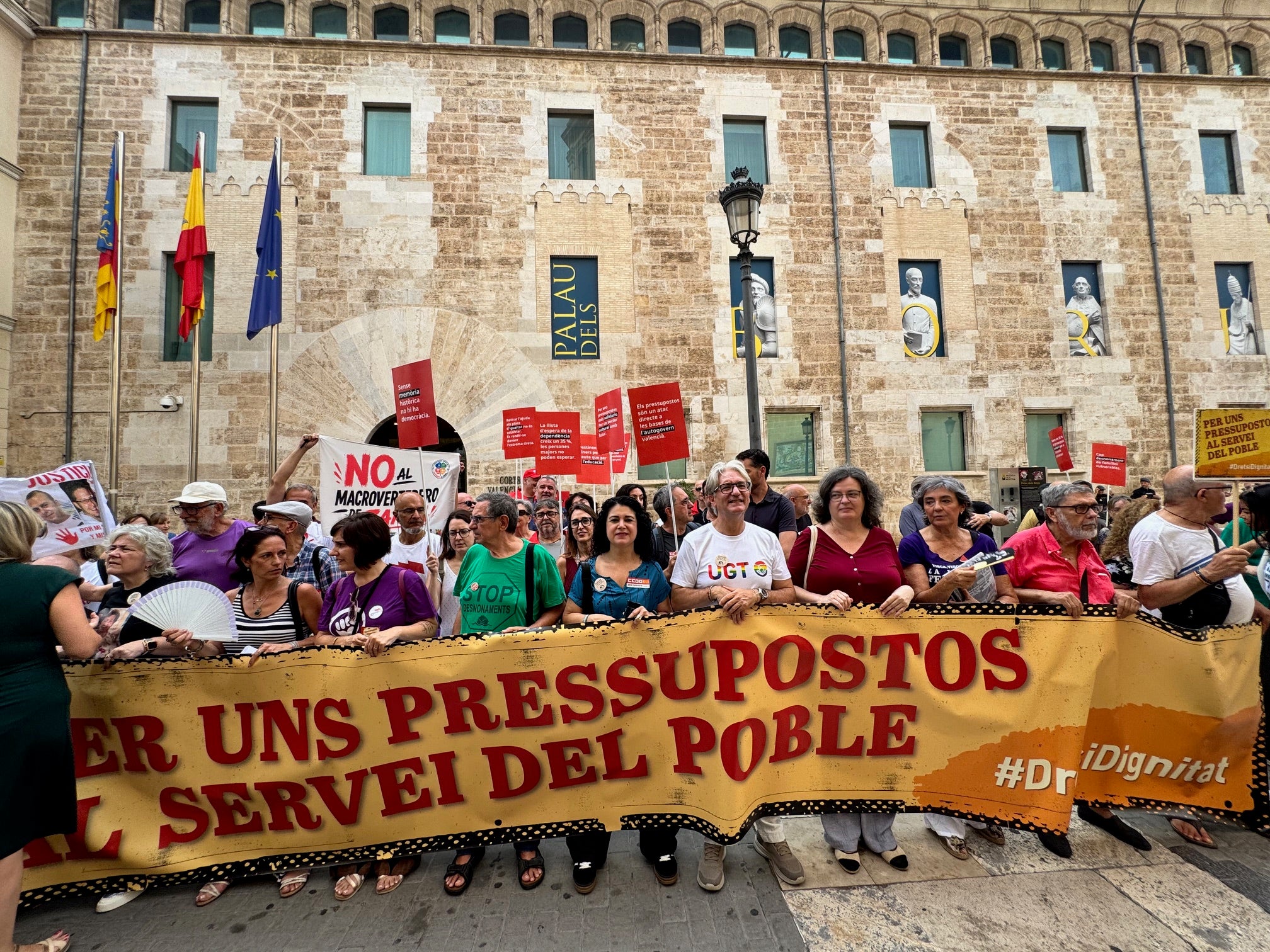 Una concentració davant les Corts ha reclamat uns pressupostos 'al servei del poble'
