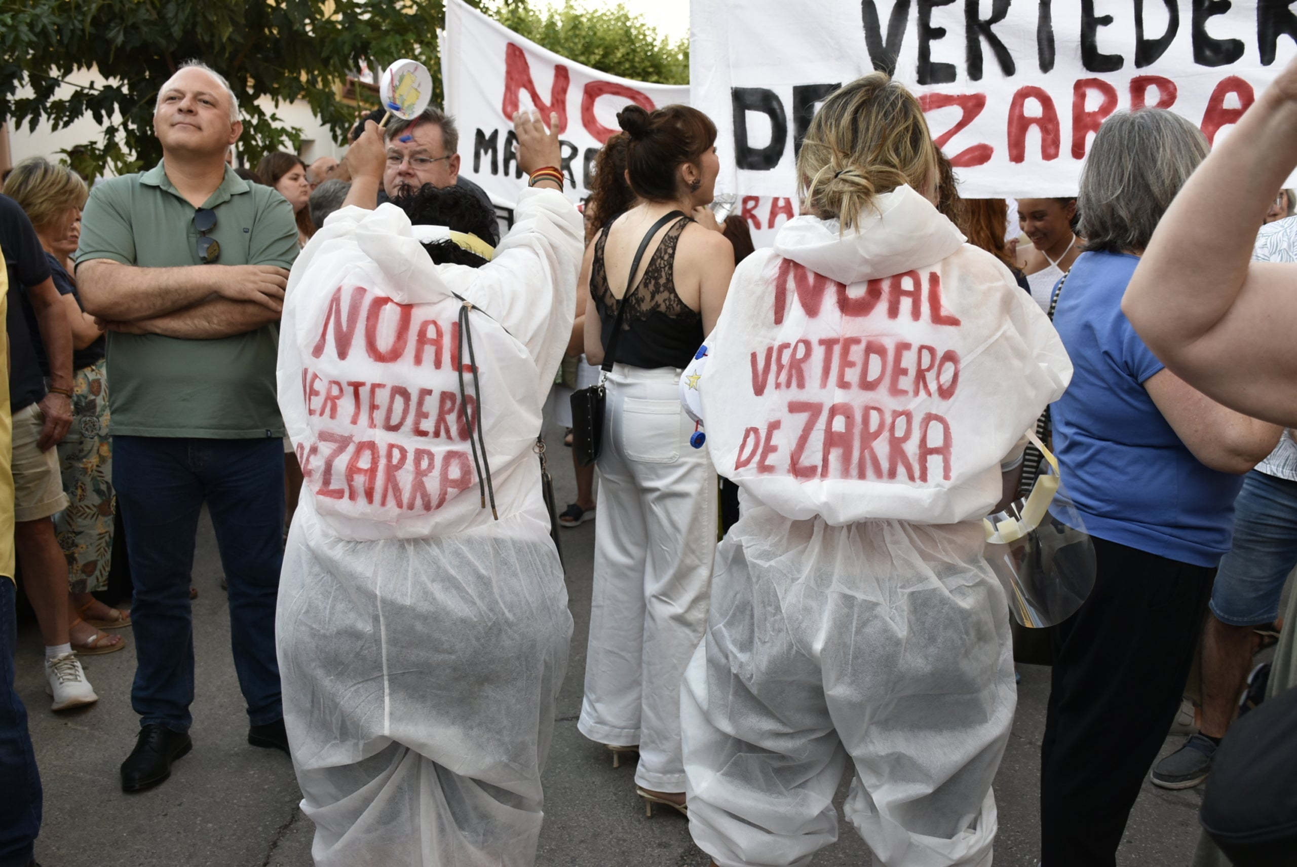 Manifestants pels carrers d'Aiora, dimecres en el primer gran acte de carrer en rebuig al macroabocador de Zarra.