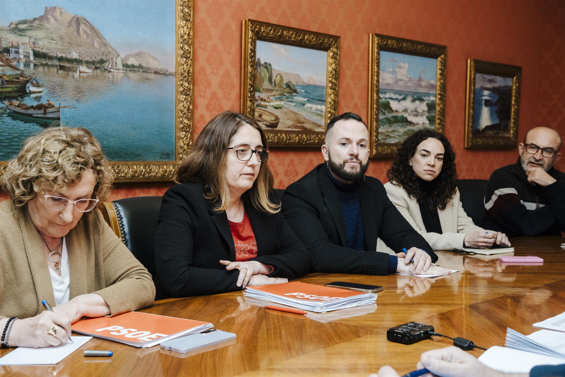 Imatge d'arxiu de regidors dels grups d'esquerres de l'Ajuntament d'Alacant durant una sessió de la comissió | EP