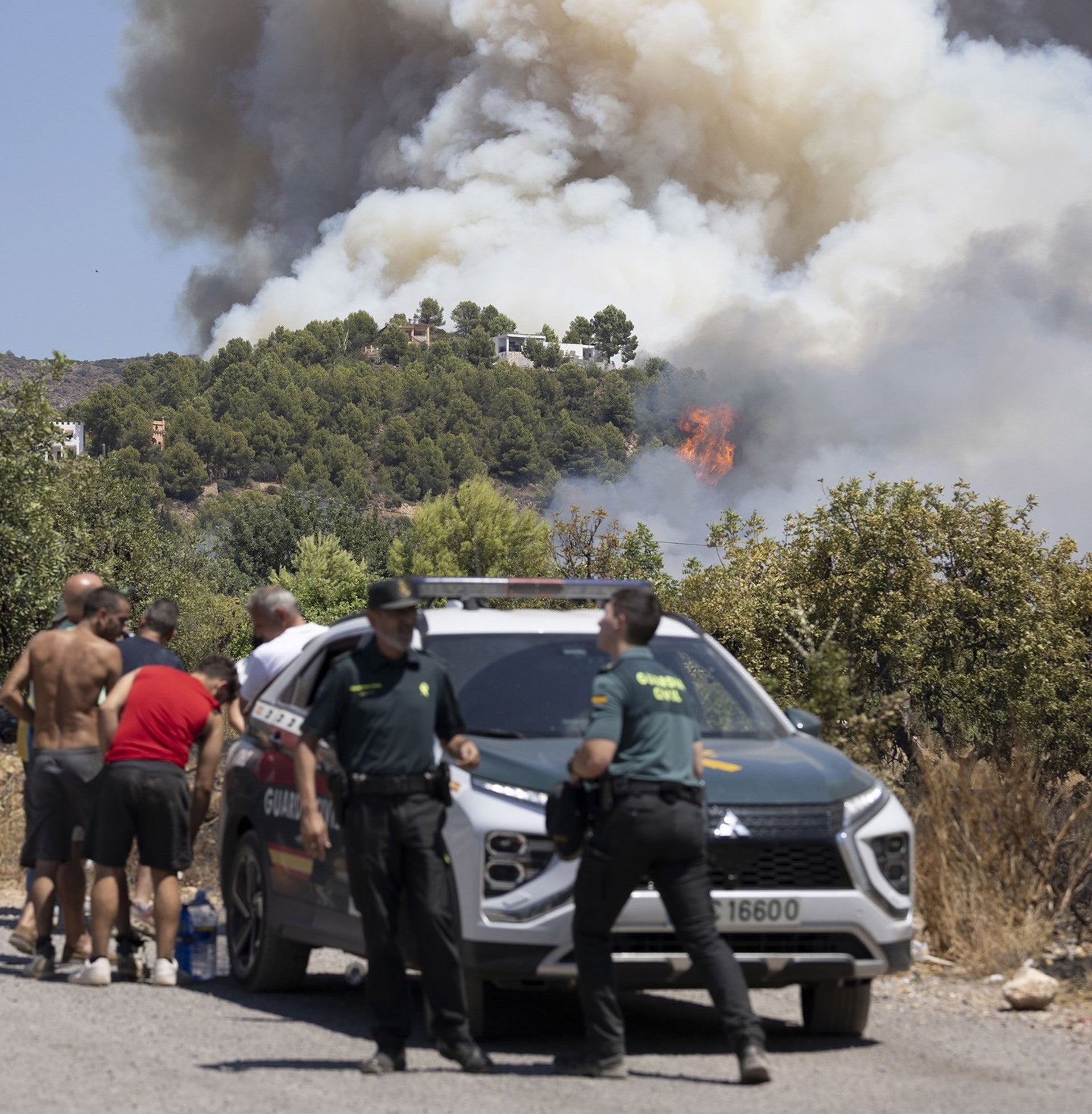 Particulars i Guàrdia Civil durant l'extinció de l'incendi a la Vall d’Uixó | Carme Ripollés/EP