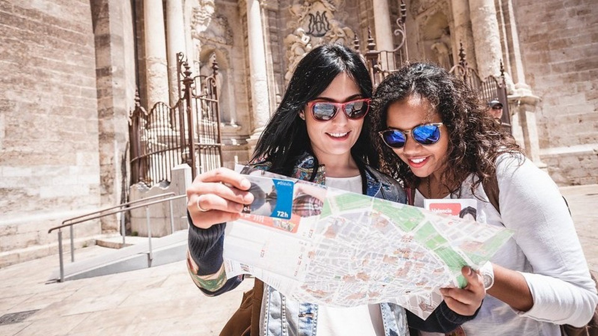 Dos turistes estudiant les zones on cal expulsar valencians de València