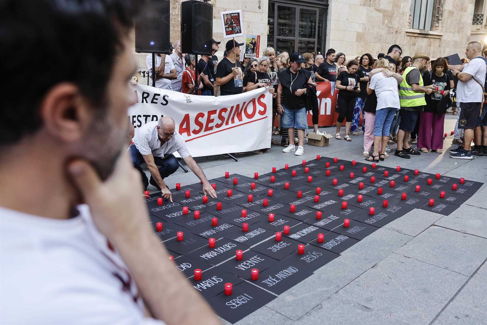 Víctimes de la dana han homenatjat les 231 persones que van perdre la vida en la barrancada  amb una vetla simbòlica | ROBER SOLSONA | EP