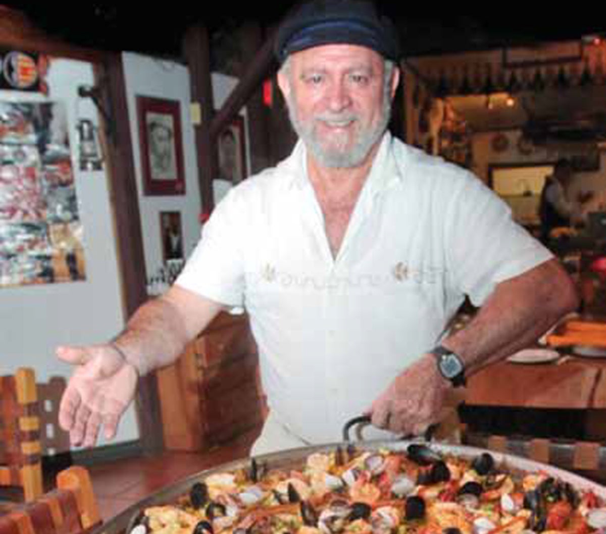 Vicente Aguilar, presentant una paella, en una imatge d'arxiu