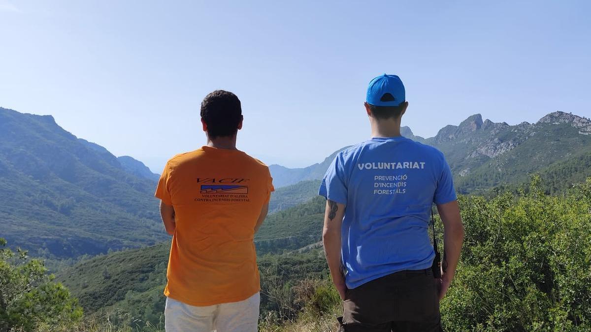 Dos membres del voluntariat mediambiental de l'Ajuntament d'Alzira.
