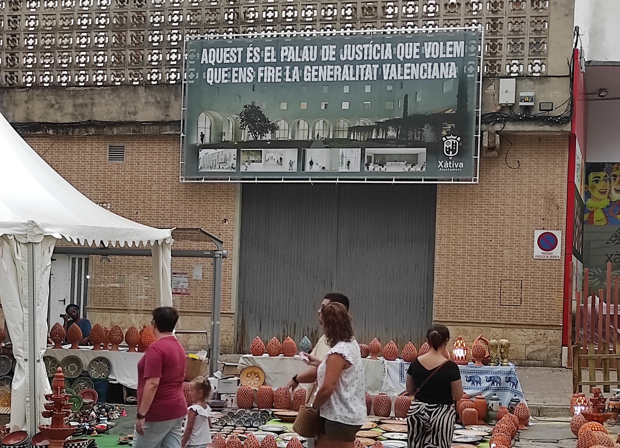 Pancarta, hui a poques hores de la inauguració de la Fira d'Agost de Xàtiva.