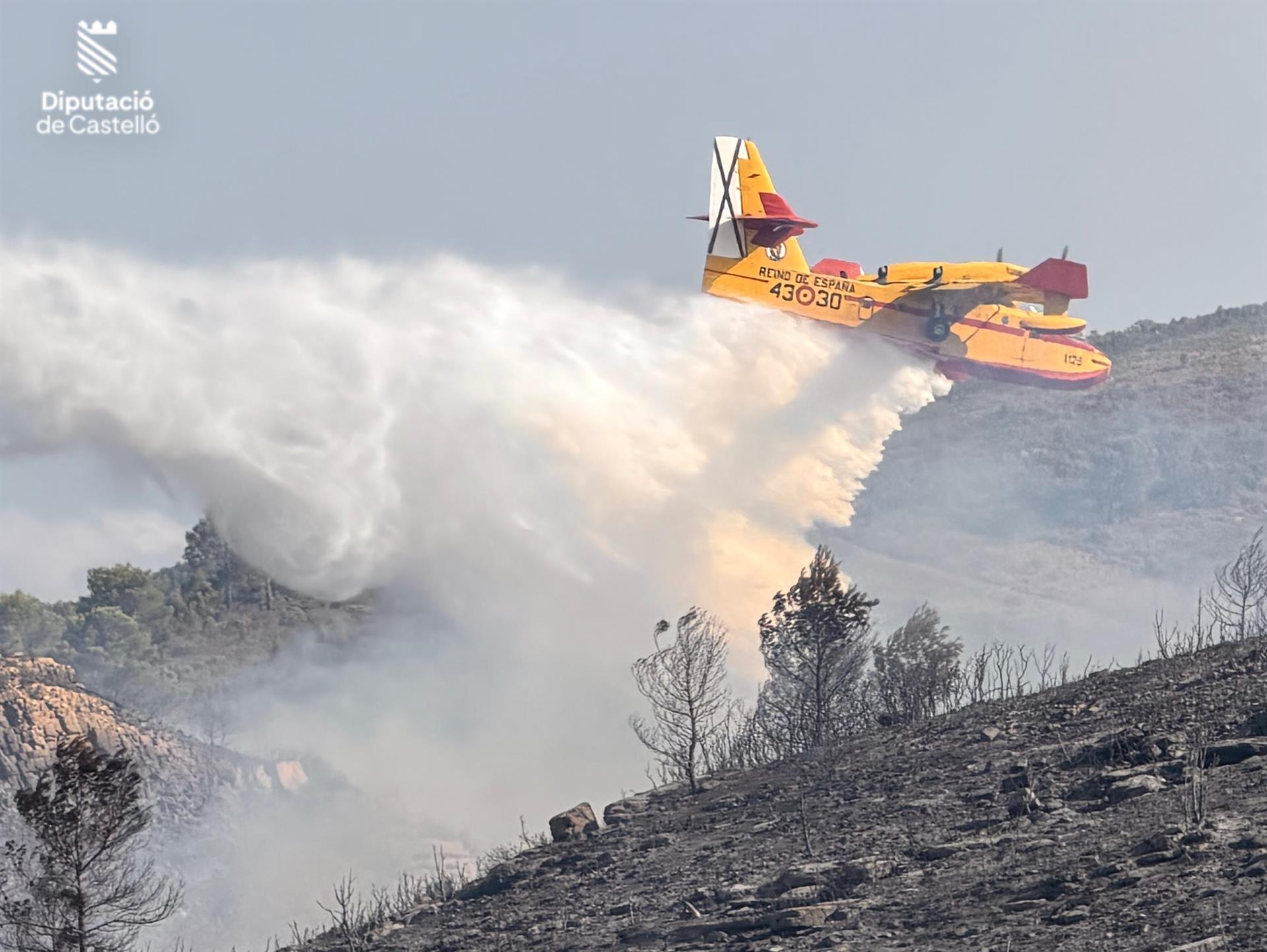 Hidroavió llança aigua sobre el foc | Diputació de Castelló