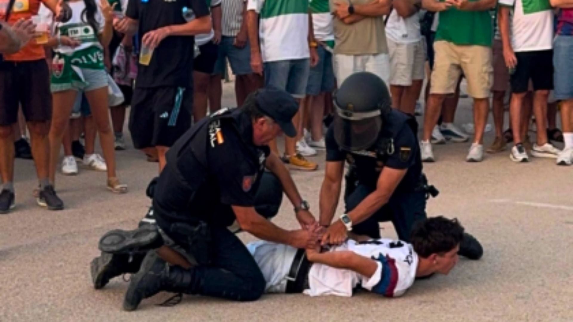 Moment de la detenció del jove | @capell1980bcn a X