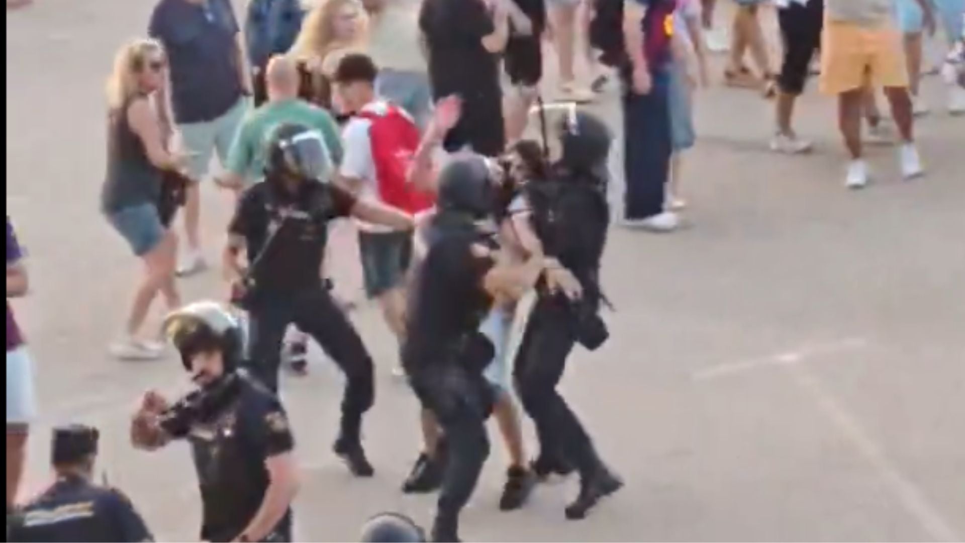 Captura del vídeo en el que es veu a agents de la policia agredint un jove després d'agafar-li una estelada | AdamElx