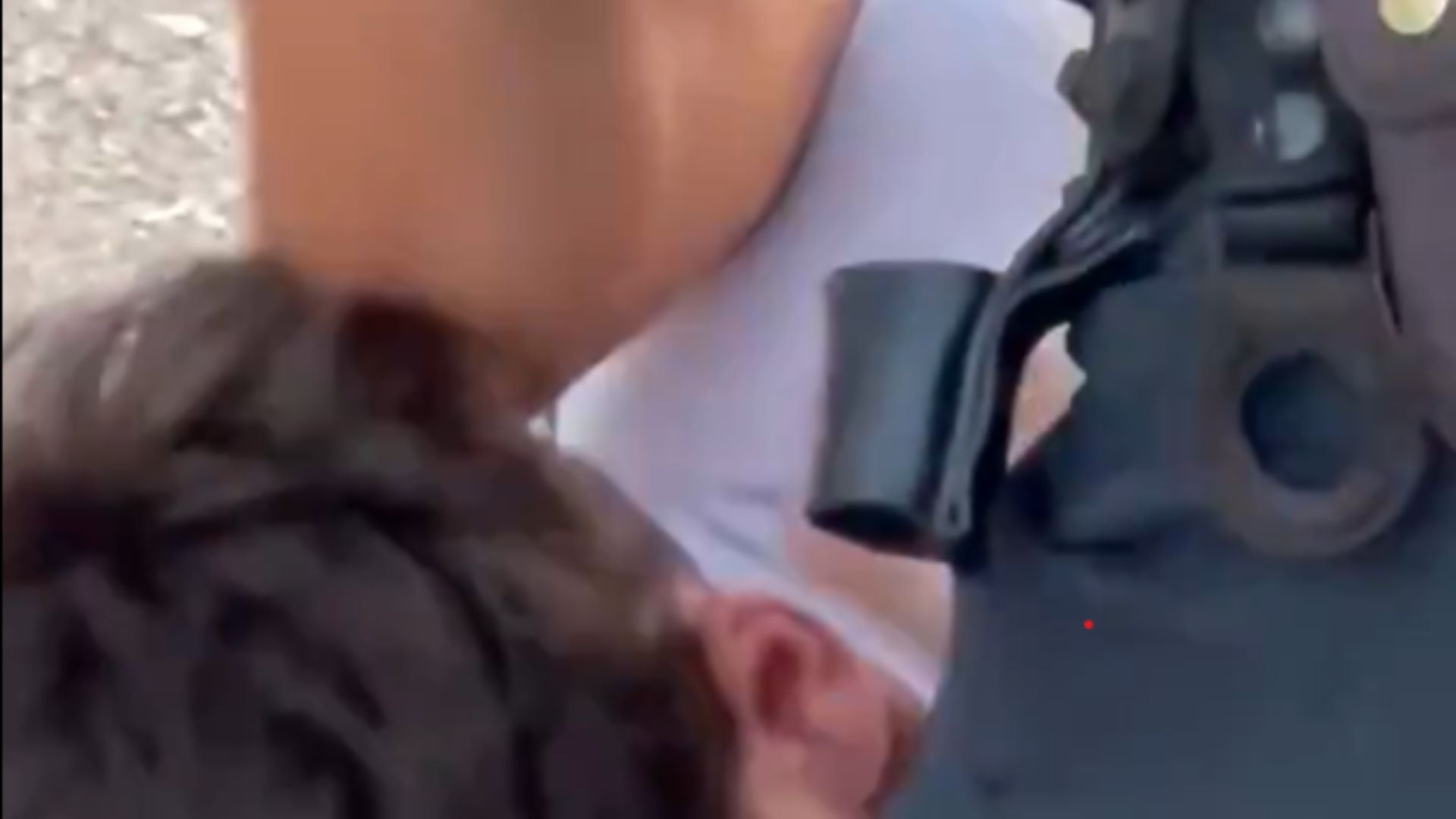 Moment en que el detingut rep una colzada | X