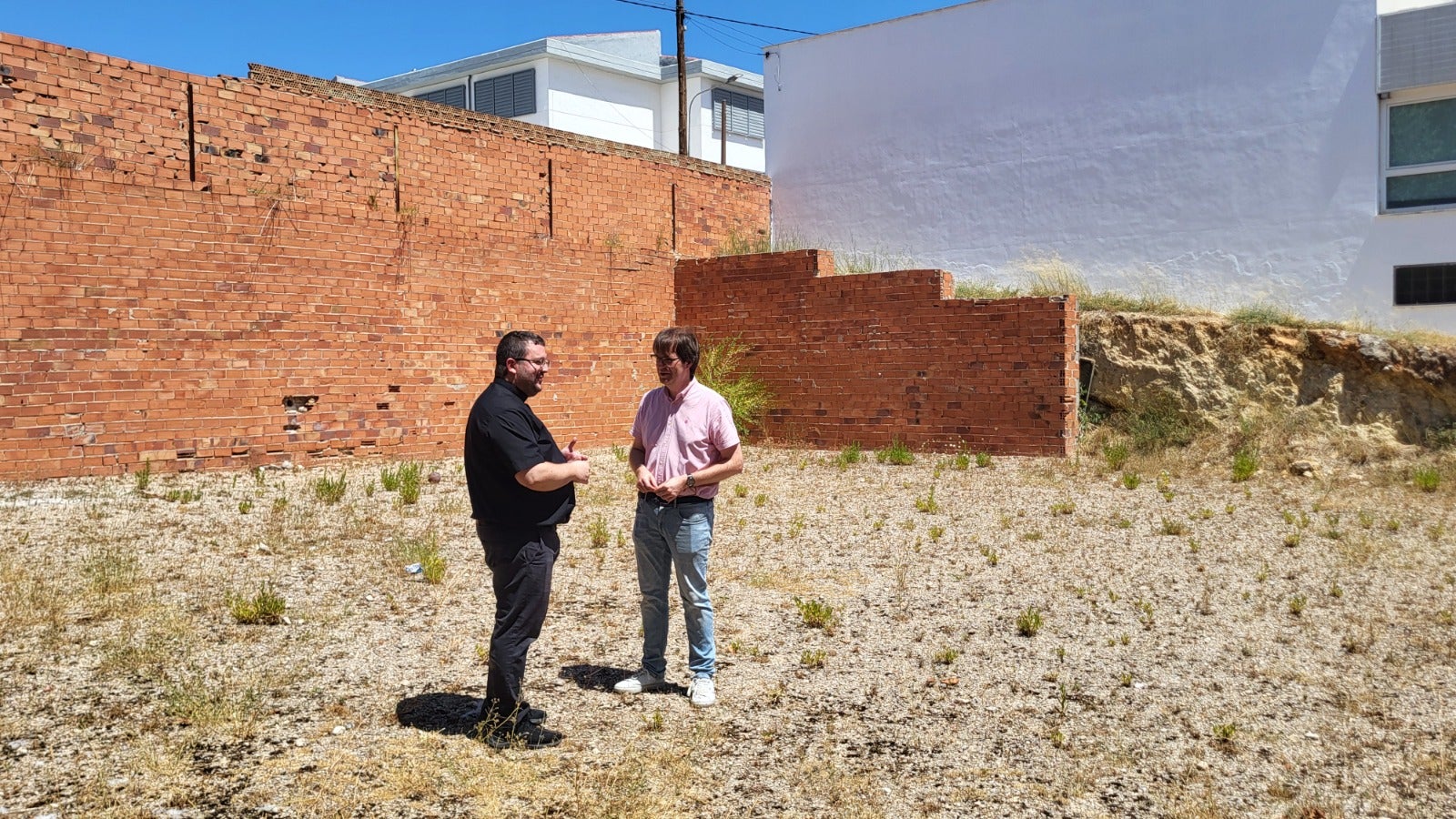 El rector, Vicent Femenia, i l’alcalde, Xavier Molina, en el solar on es farà la nova església.