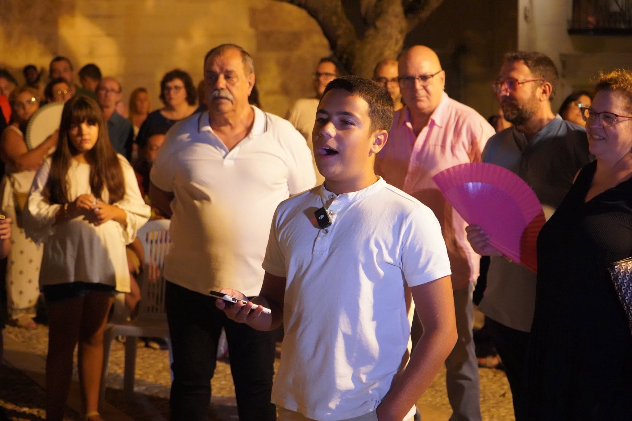 Un xiquet es va animar a cantar en les albades de Xàtiva de 2025.