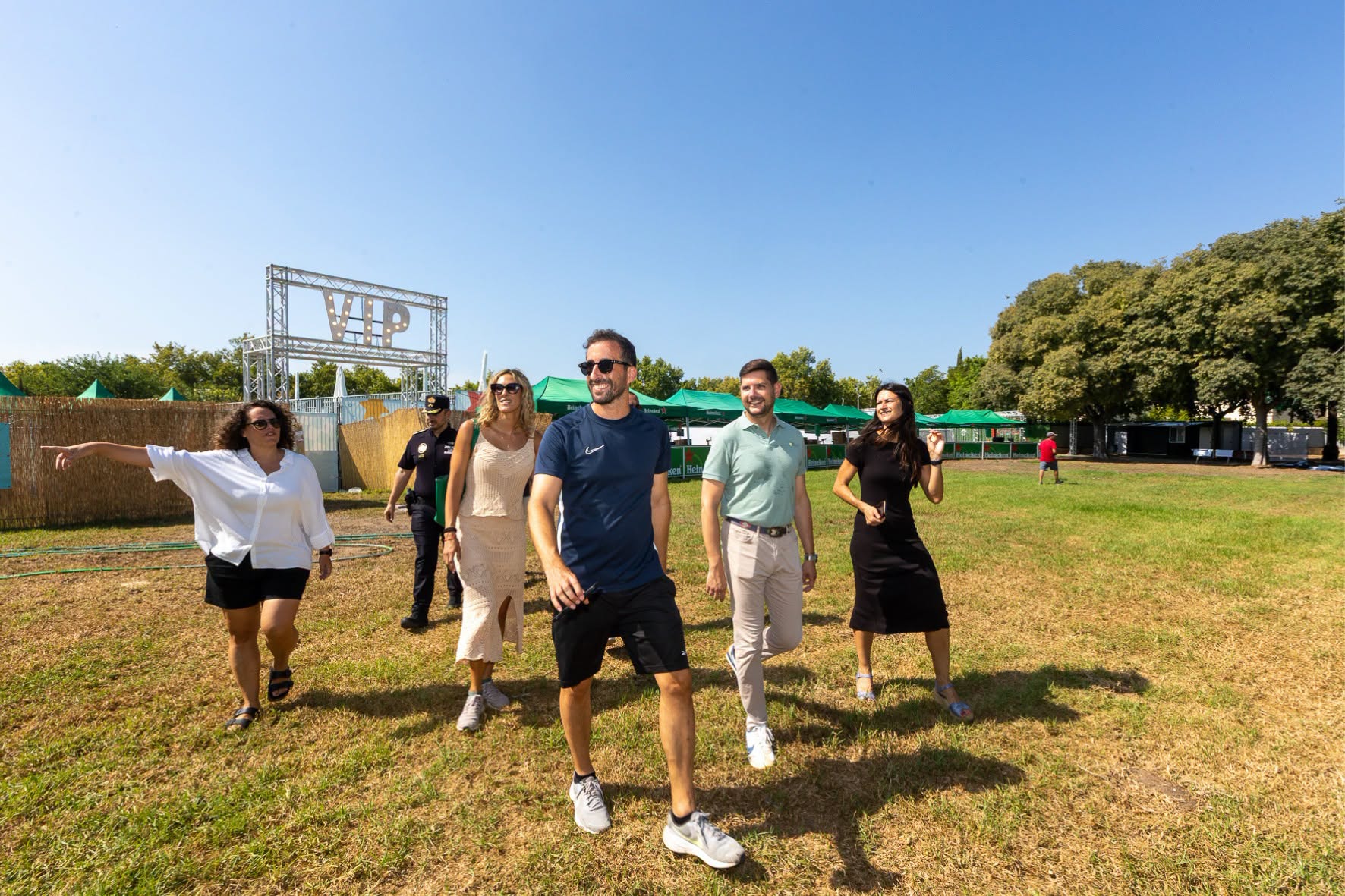 Regidores, alcalde i director del festival de Gandia recorren el recinte, aquest matí.