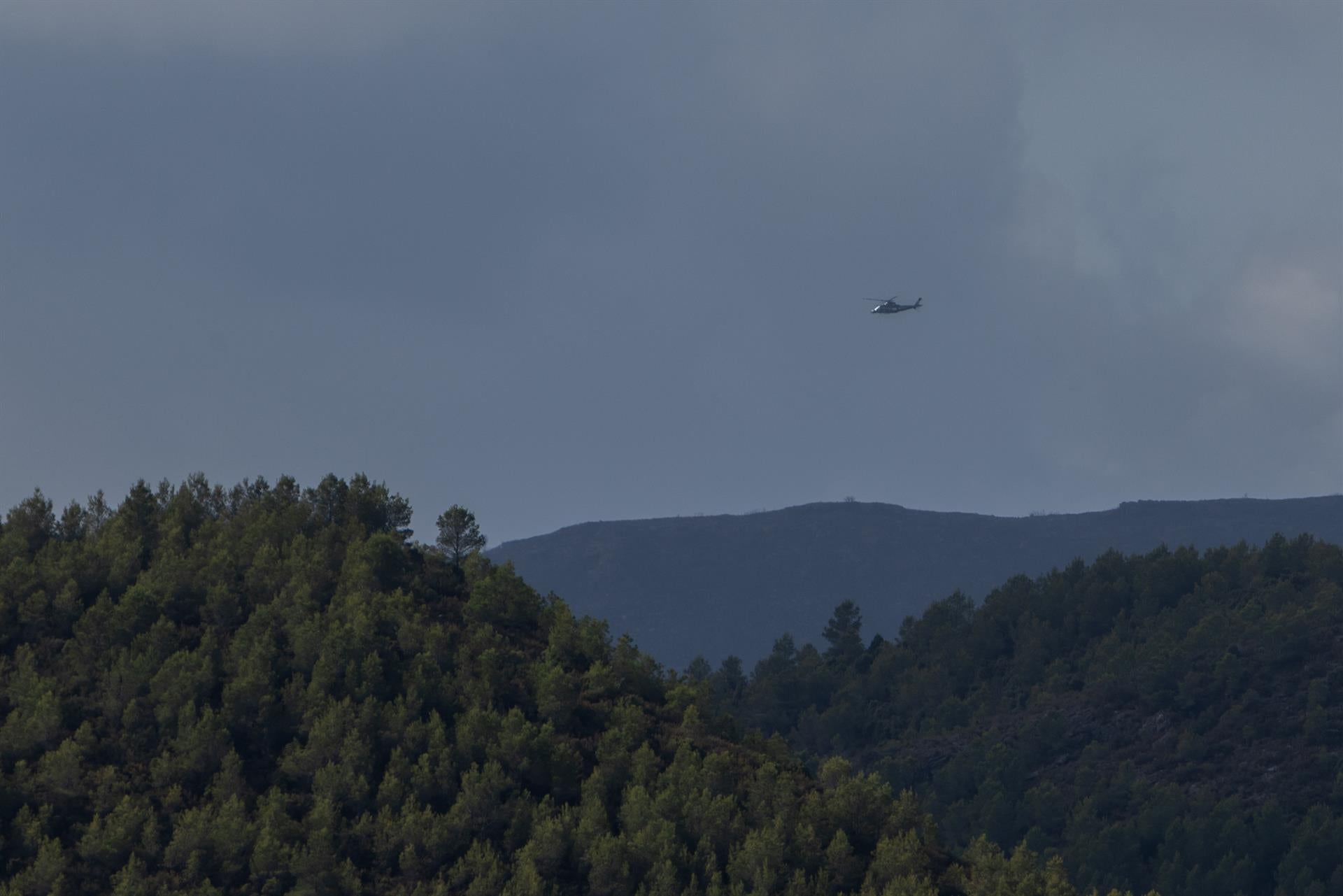 Els mitjans aeris continuen treballant en l'extinció total de l'incendi de Sogirb