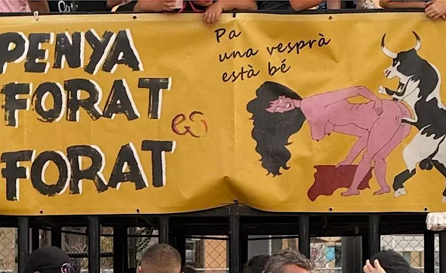 Imatge exhibida per la penya taurina de Sagunt 'Un forat és un forat' al cadafal i en samarretes