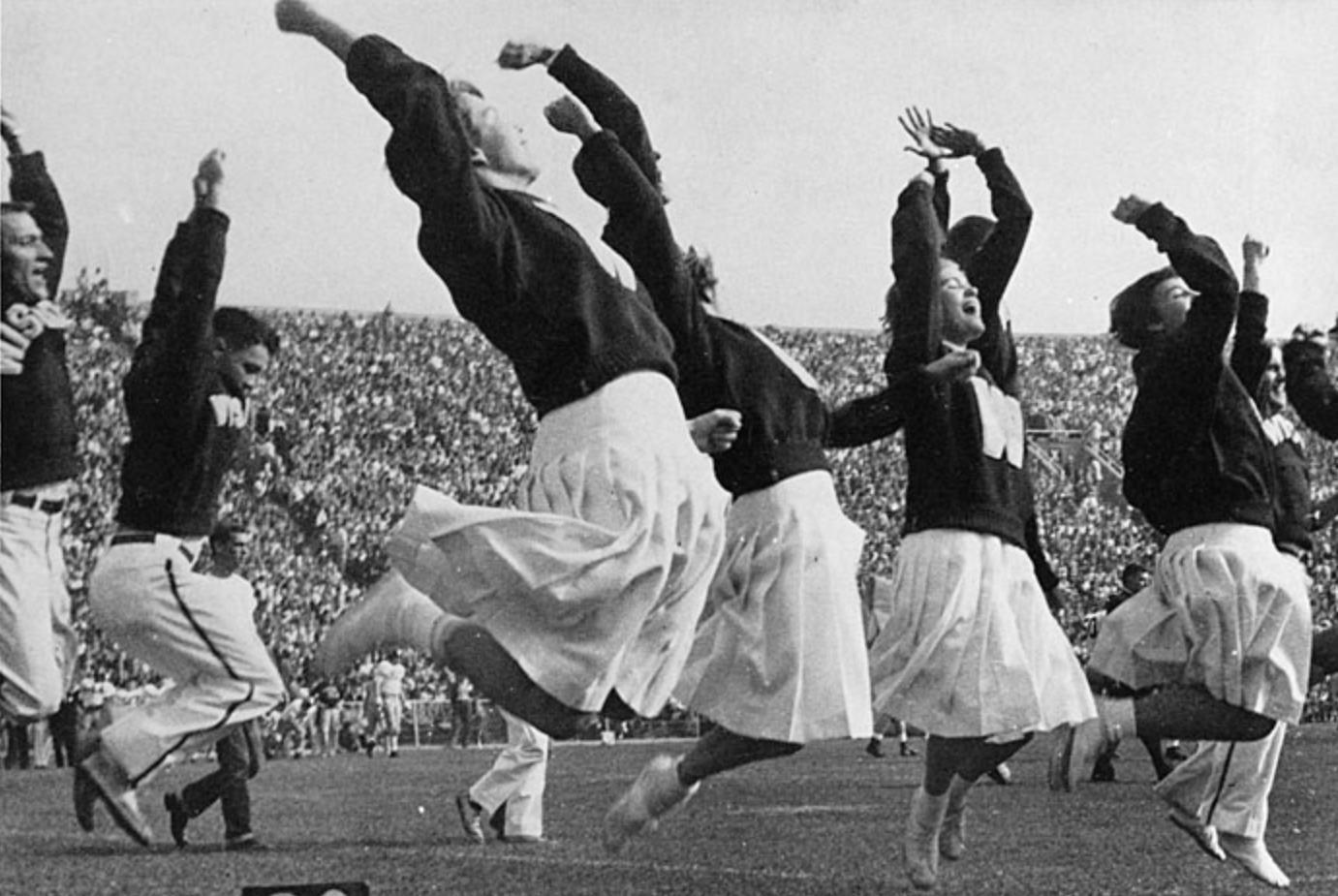Cheerleaders a la Universitat de Wisconsin–Madison el 1948 | Wikimedia Commons