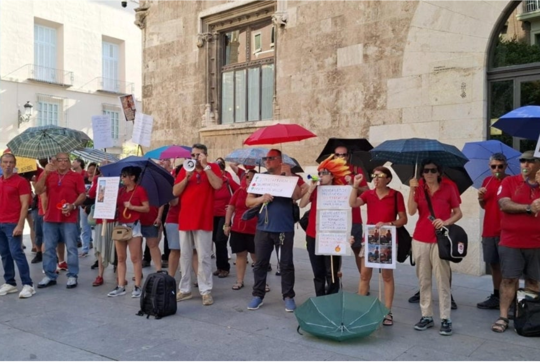 Personal de prevenció d'incendis forestals es concentra davant el Palau de la Generalitat i demana “prou d’esclavisme”