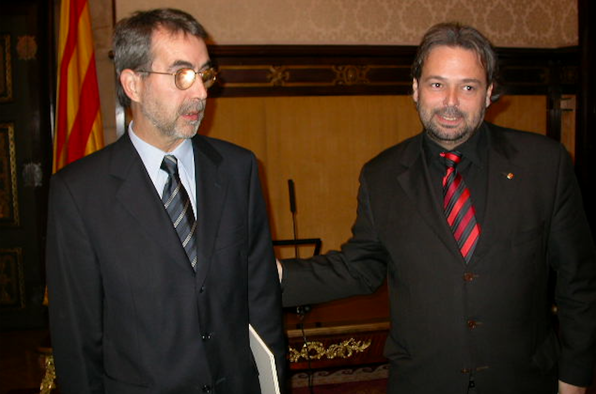 Ernest Sena, en una imatge d'arxiu del 2005 amb l'aleshores president del Parlament de Catalunya, Ernest Benach | ACN

