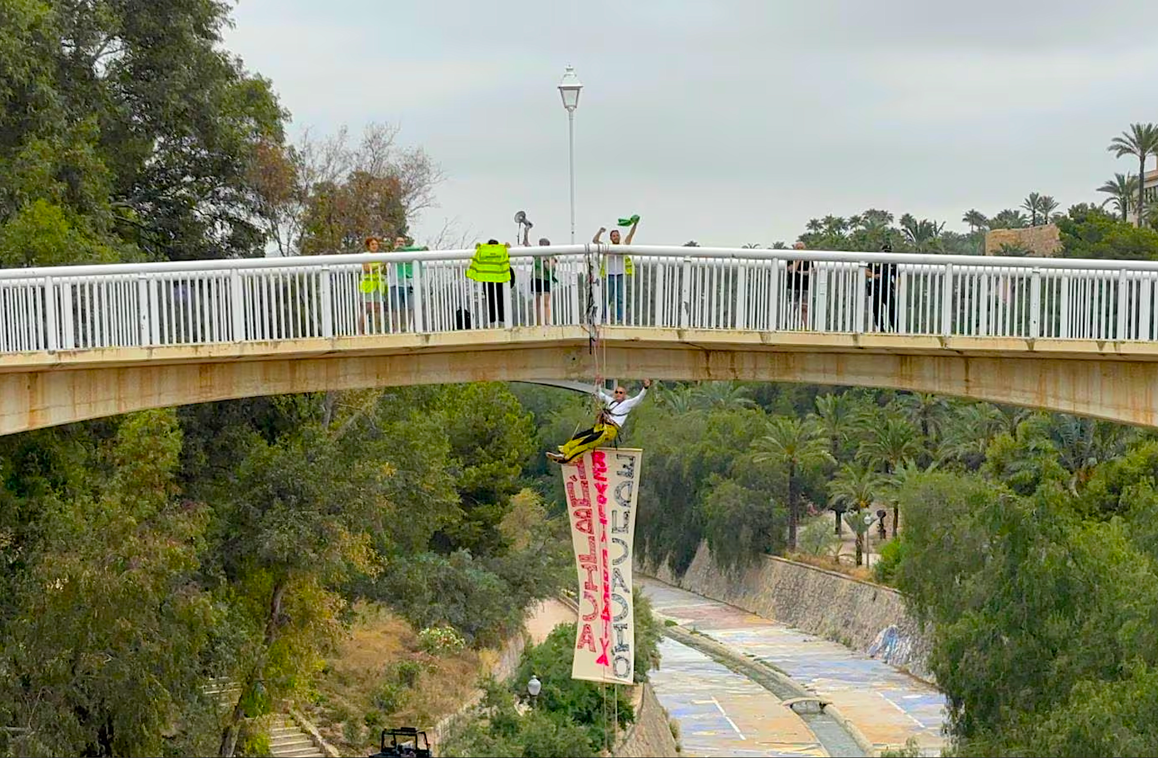 Un professor es queda suspés d'un pont d'Elx durant la vaga educativa