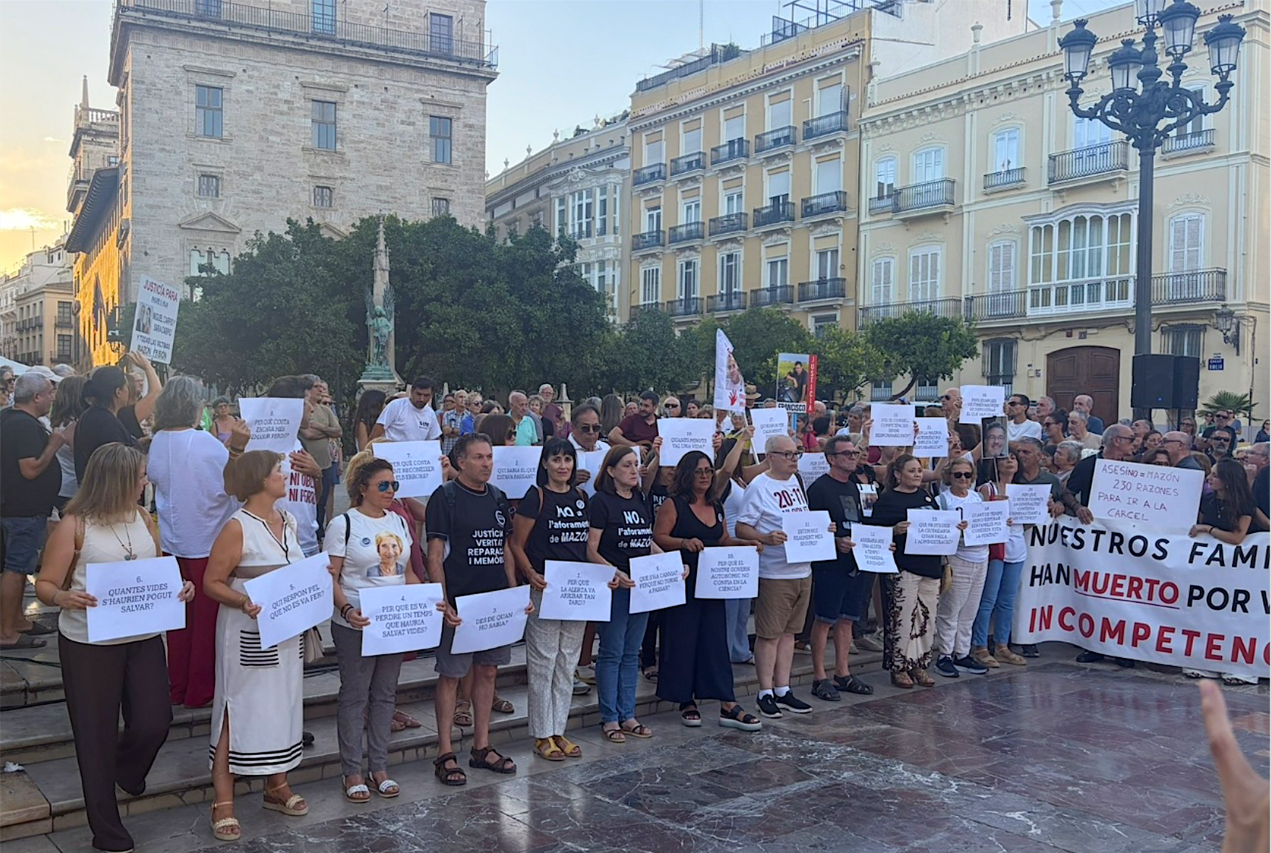 Concentració a la plaça de la Mare de Déu de València en suport a les víctimes de la dana del 29 d'octubre del 2024 | R. X.