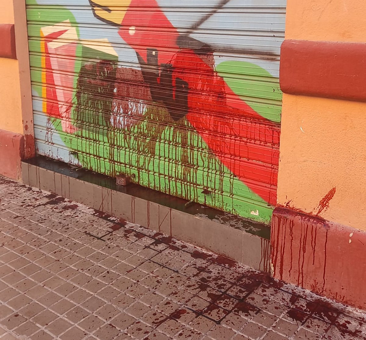 La persiana principal de CEAR-PV tota tacada amb un líquid que podria ser sang