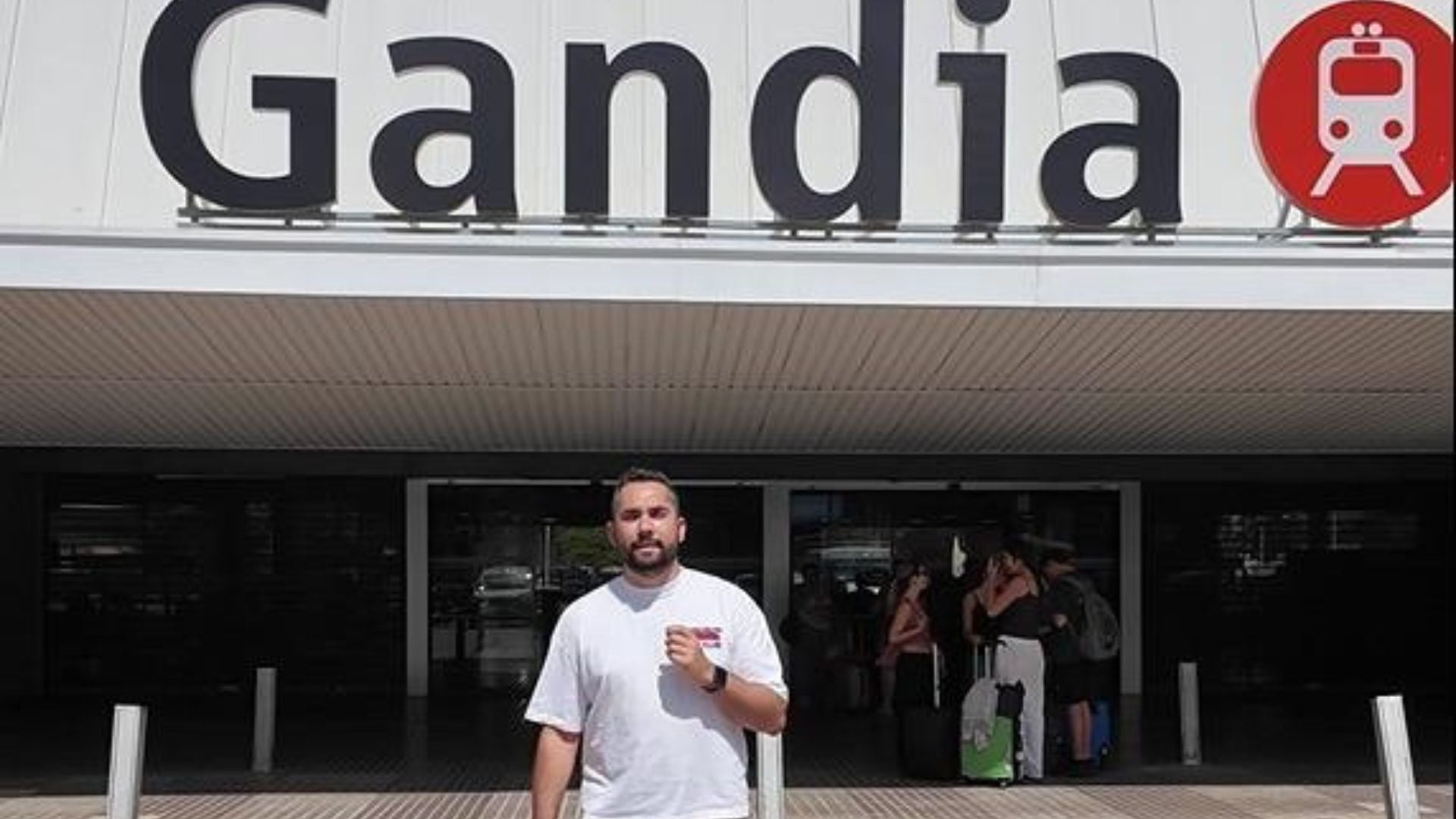 Rafa Ferrer, Compromís Gandia, a l'estació de tren de Gandia | Compromís