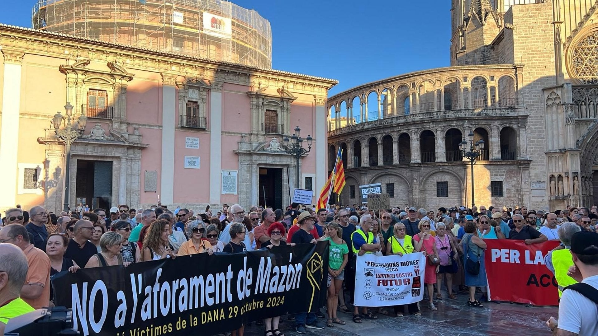 Víctimes de la dana carreguen contra Ajuntament i Consell per la gestió dels incendis i la titllen de 'actuació negligent'