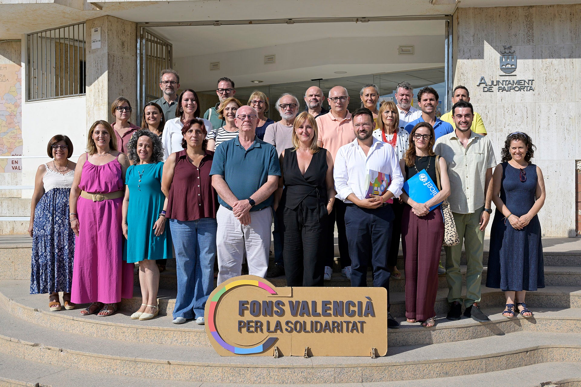 Imatge de grup dels ajuntaments i mancomunitats del Fons Valencià per la Solidaritat, en la reunió de Paiporta.
