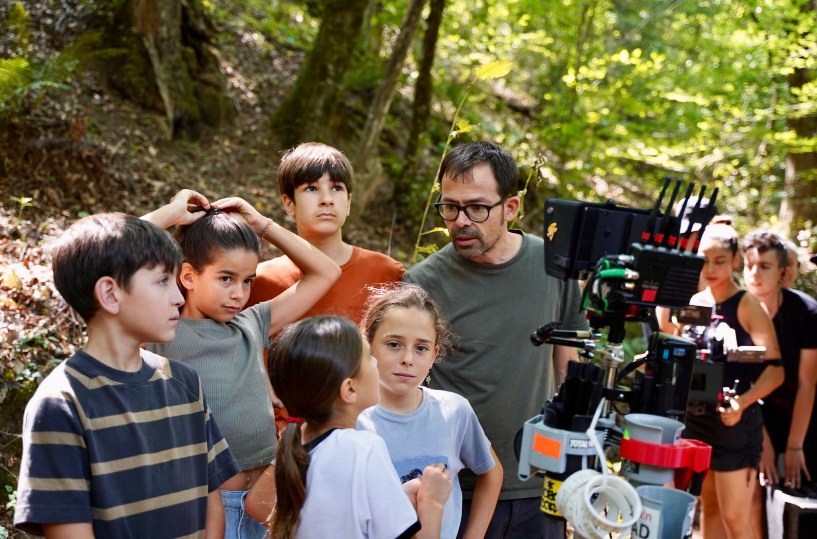 Grup de xiquets amb el director, durant la filmació | Núria Aidelman/Sofía Güerzoni