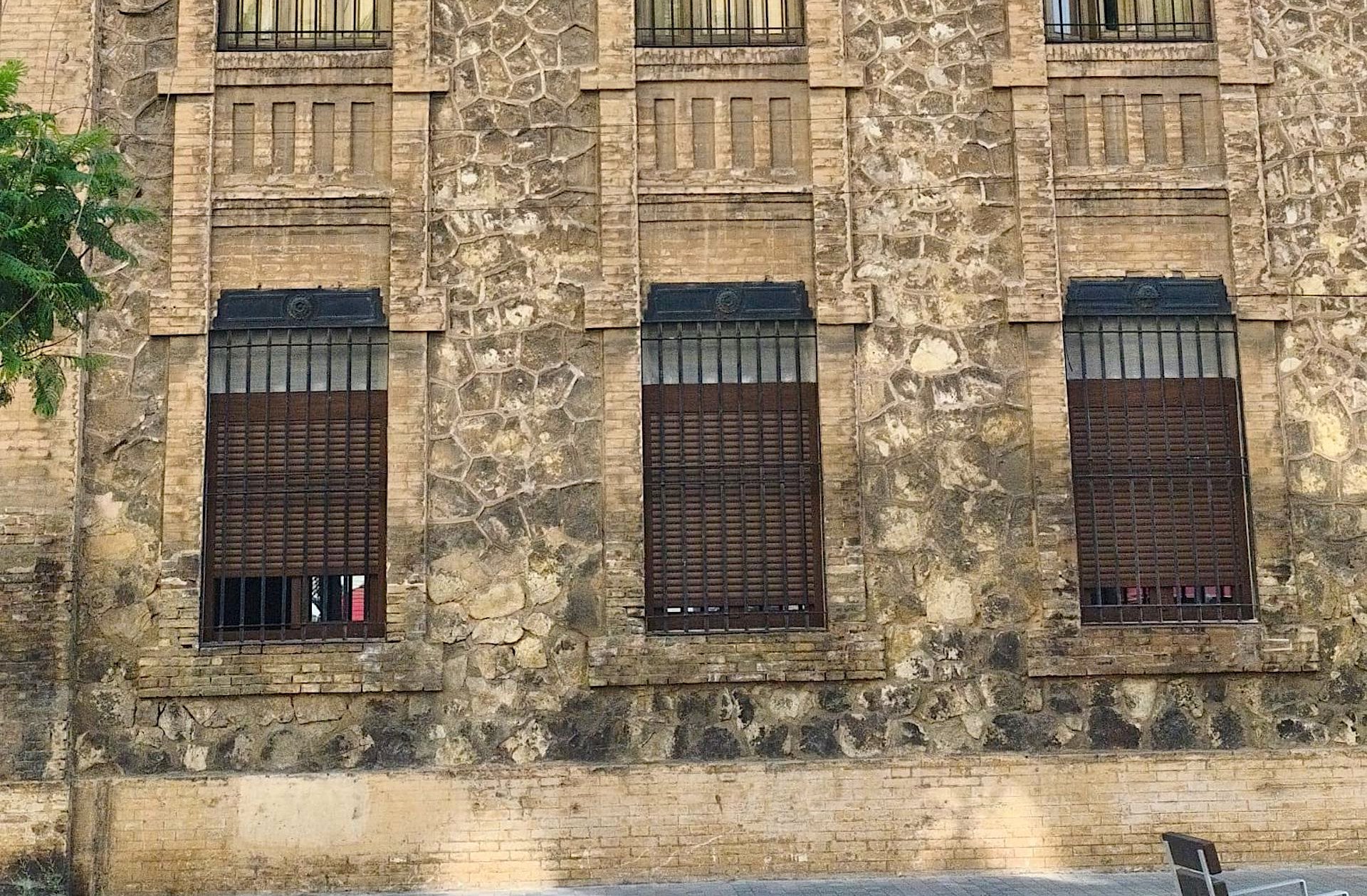 Finestres i persianes d'alumini al convent de Santa Clara de València