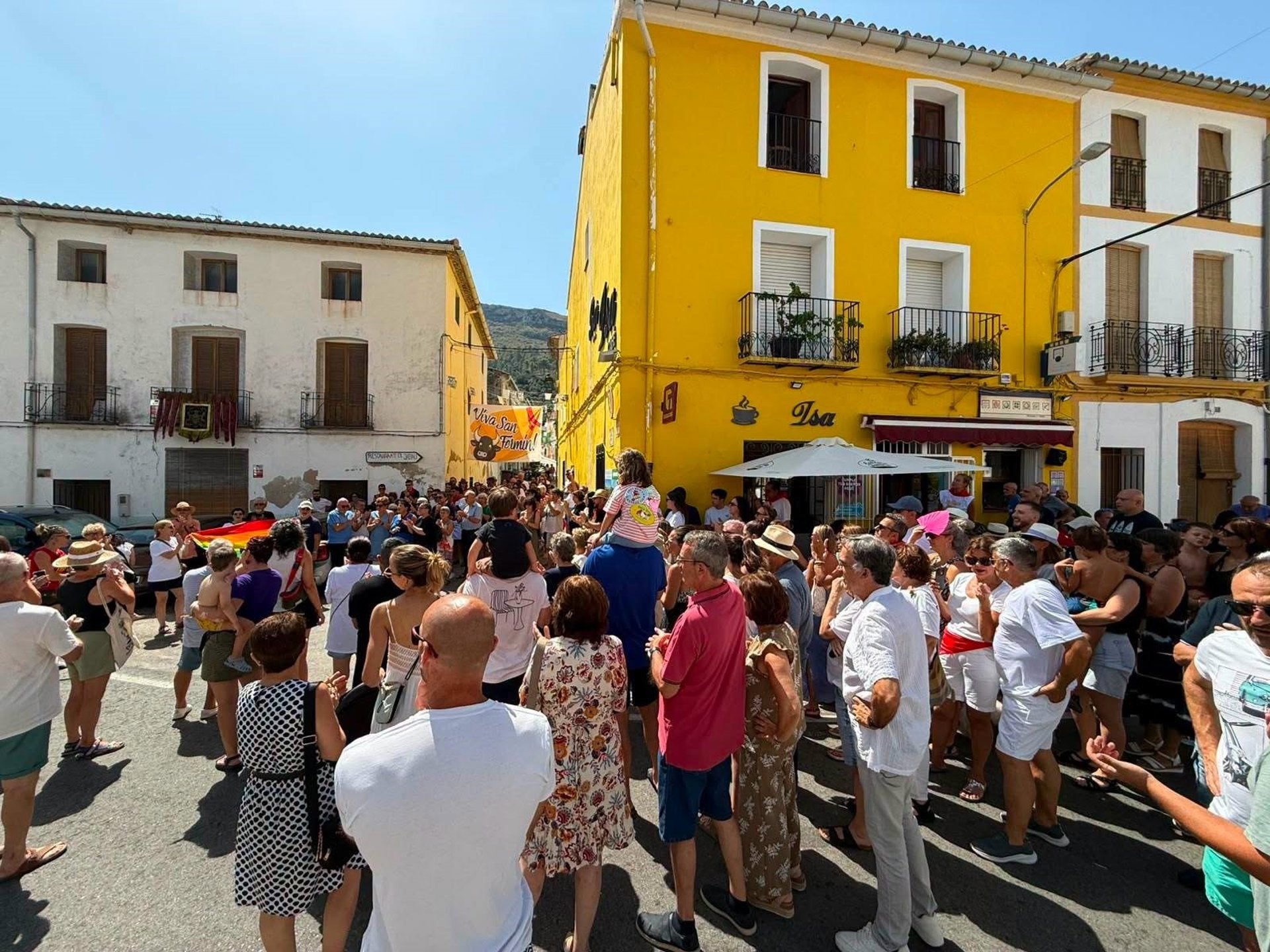 Veïns de la Vall de Gallinera protesten contra un atac homòfob a les festes de Benialí | EP