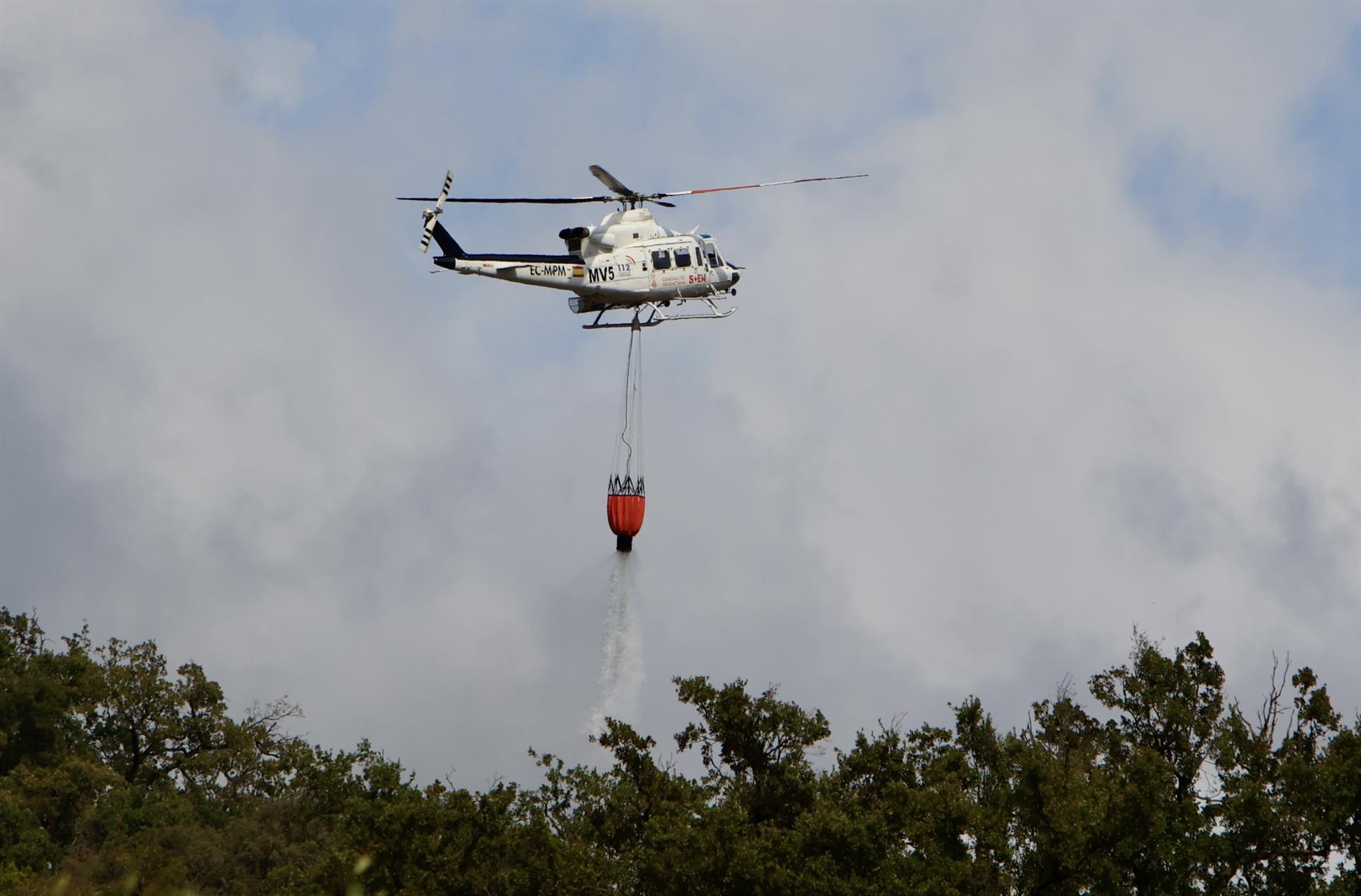 Un helicòpter treballa en l'extinció de l'incendi de Tírig, el 10 d'agost del 2026 | Ángel Sánchez | EP