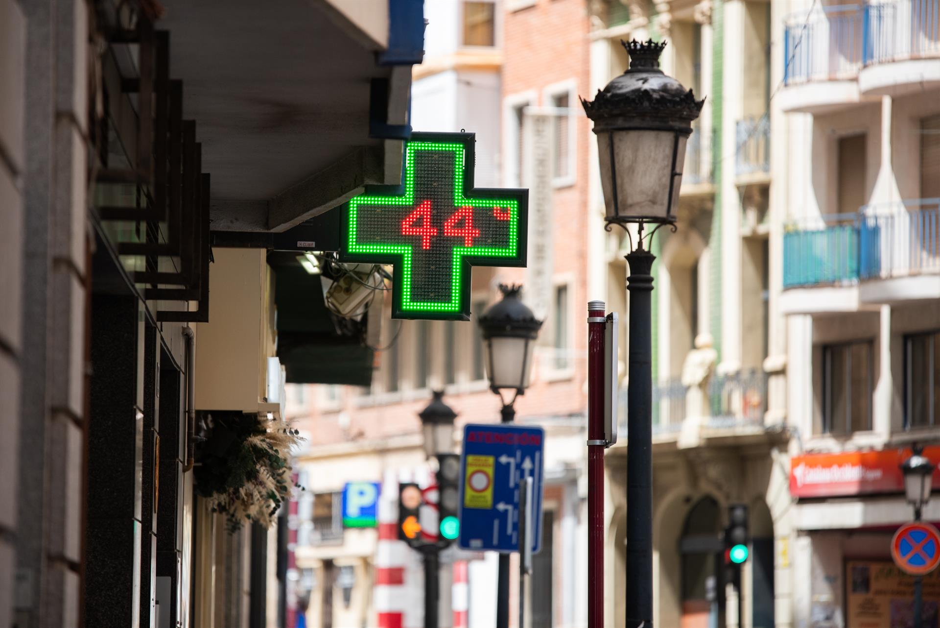 Un termòmetre marca 44 ºC | Víctor Fernández | EP