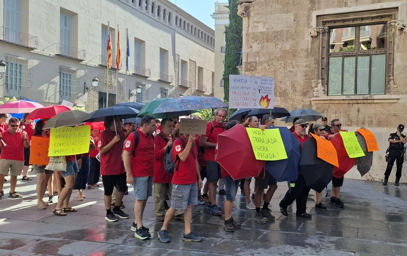 Protesta del personal de prevenció d'incendis forestals davant de la Generalitat | EP