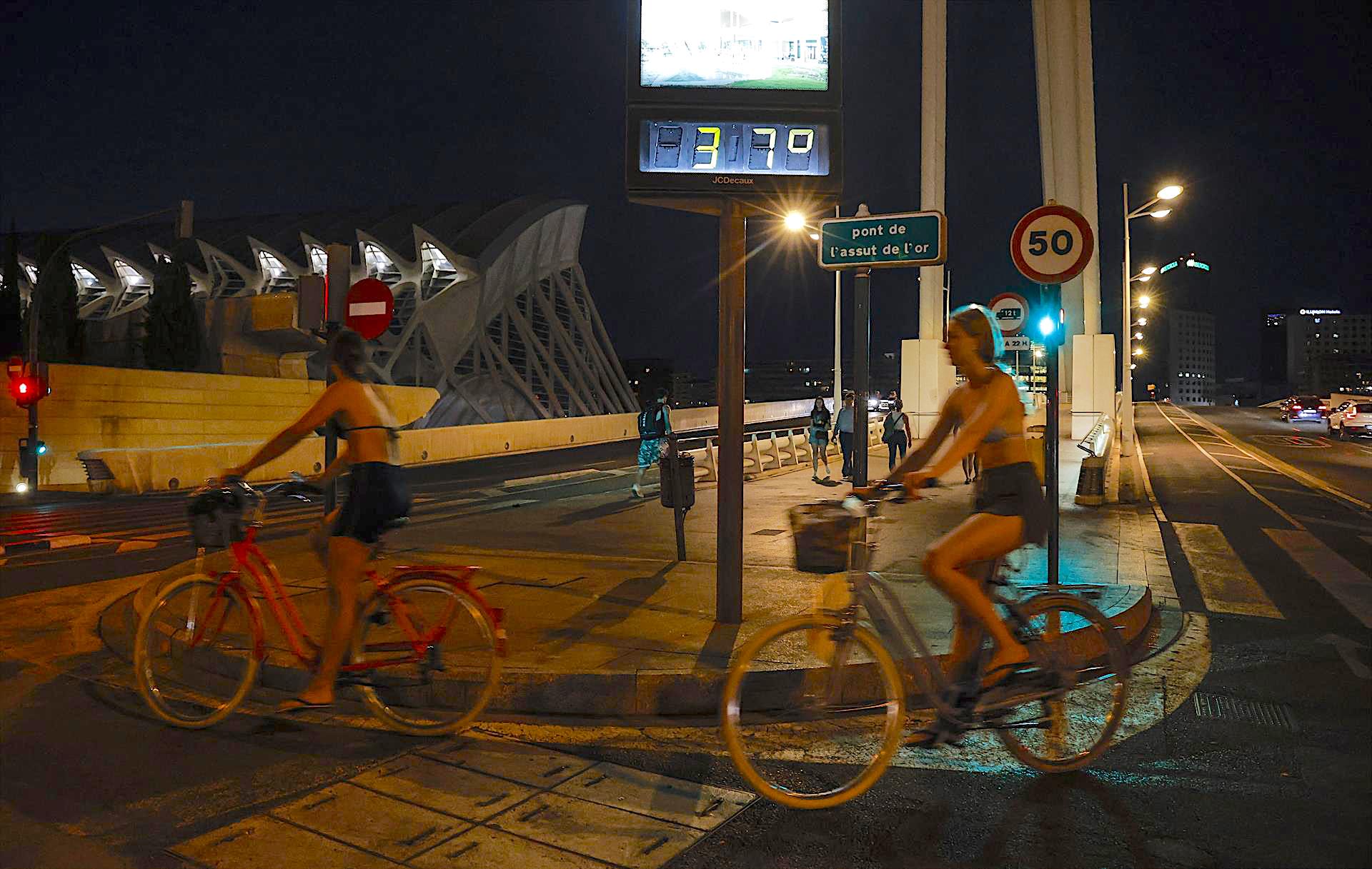 Persones passejant en bici a la nit a València | Rober Solsona | EP